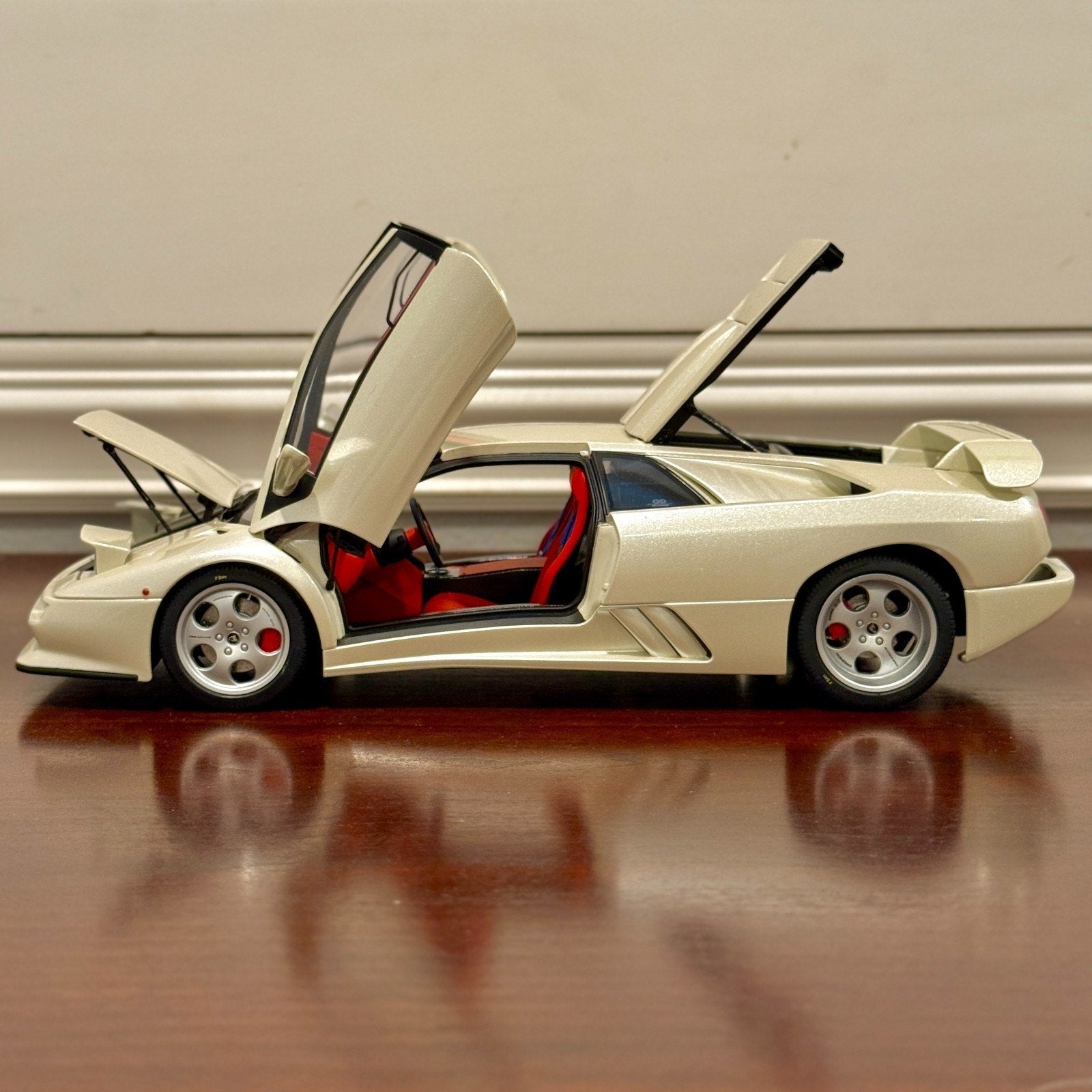 AUTOart Lamborghini Diablo SE30 JOTA Balloon White w/ Red Interior 1/18 Scale Diecast Model Car | New - Product Image