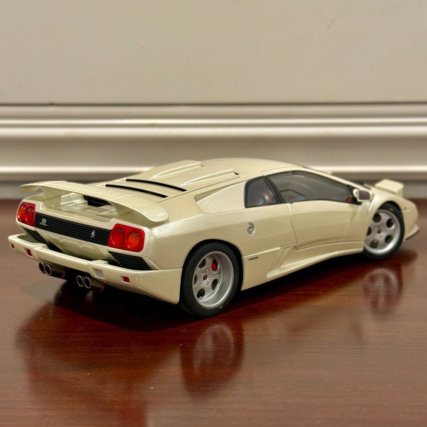 AUTOart Lamborghini Diablo SE30 JOTA Balloon White w/ Red Interior 1/18 Scale Diecast Model Car | New - Product Image