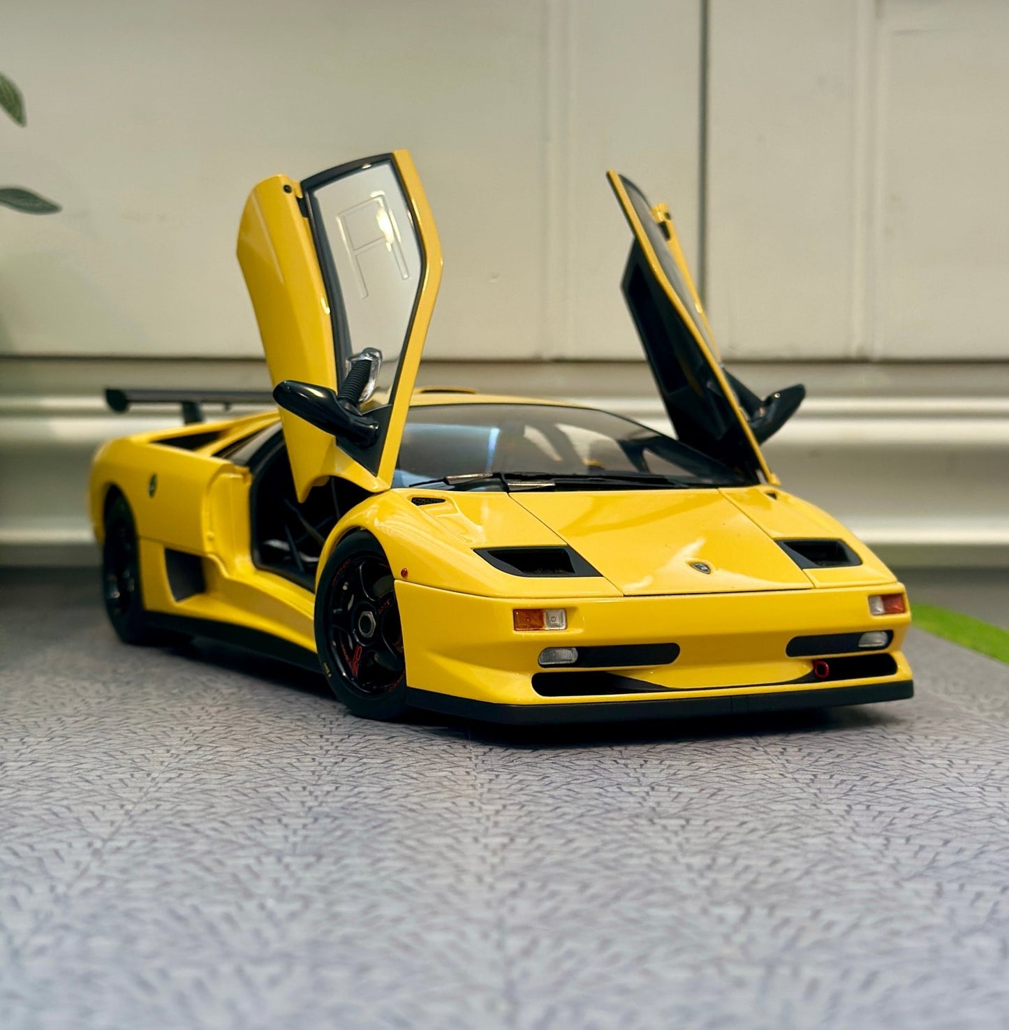 AUTOart Lamborghini Diablo SVR Yellow 1/18 Scale Diecast Model Car | In Box - Product Image