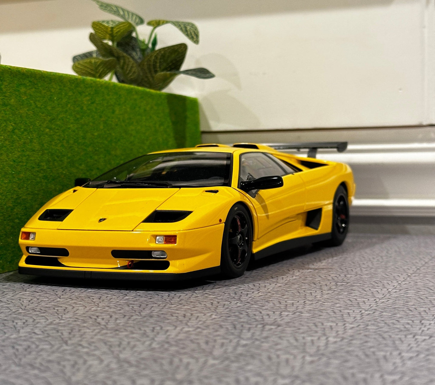AUTOart Lamborghini Diablo SVR Yellow 1/18 Scale Diecast Model Car | In Box - Product Image