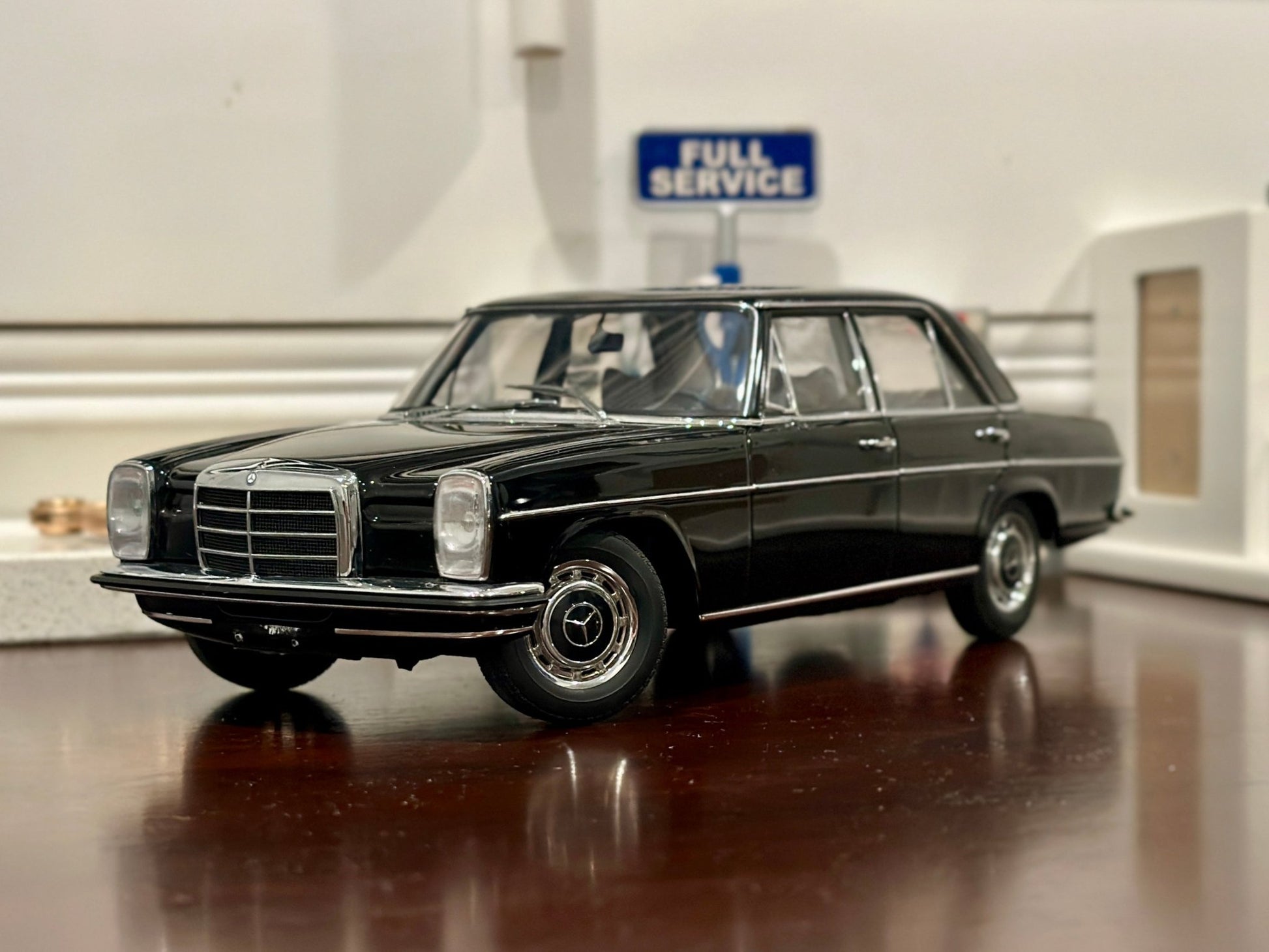 AUTOart Mercedes Benz 220D Black 1/18 Scale Diecast Model Car - Product Image