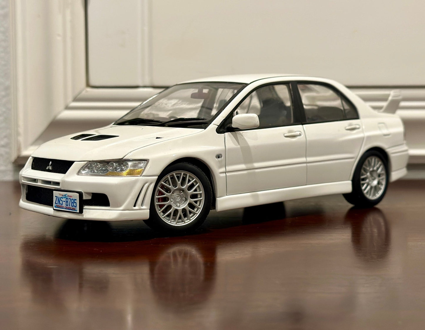 AUTOart Mitsubishi Lancer Evo VII 7 Street Car White 1/18 Scale Diecast Model Car - Product Image