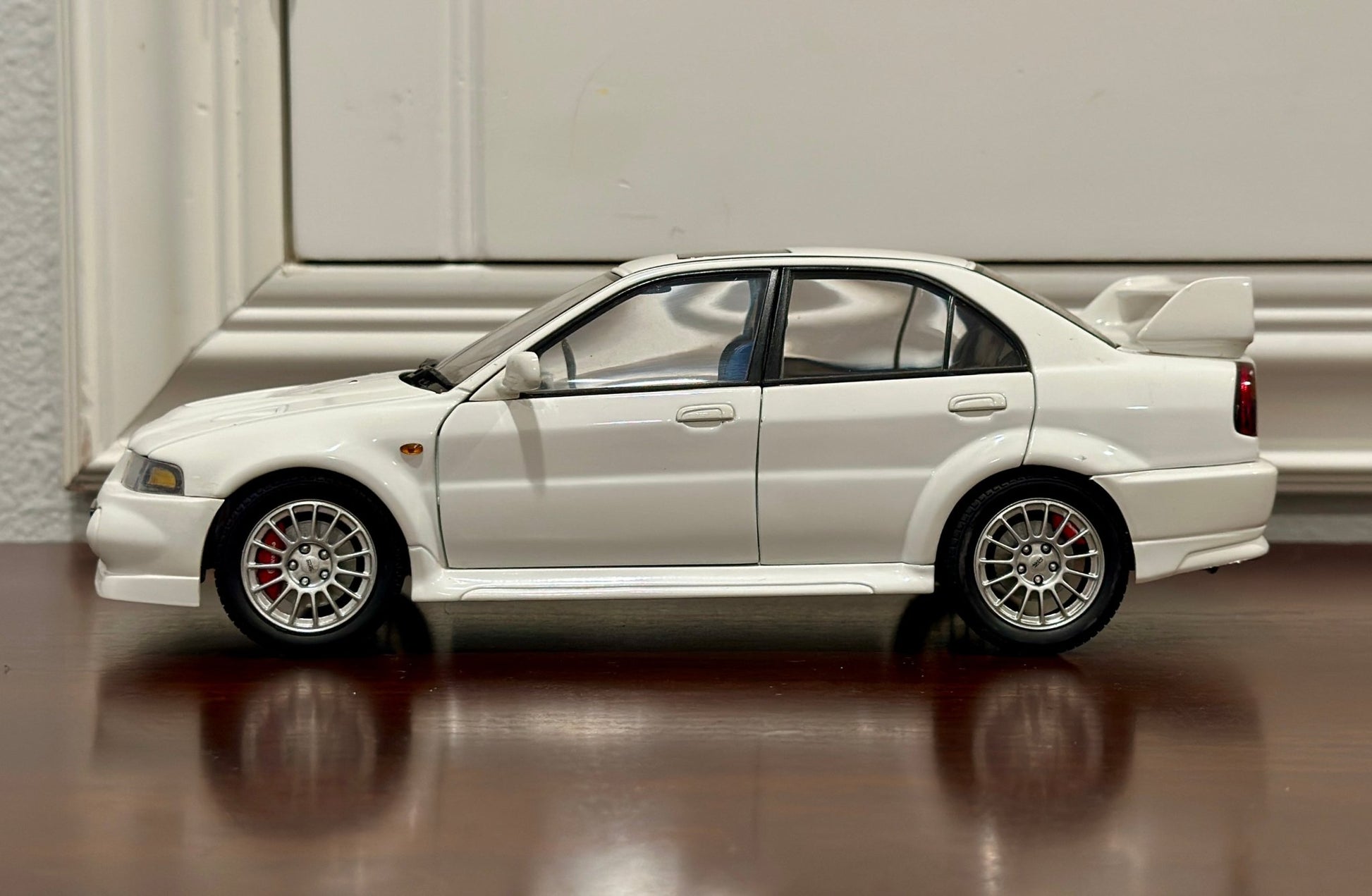 AUTOart Mitsubishi Lancer Evolution V/VI Street Car White 1/18 Scale Diecast Model Car - Product Image
