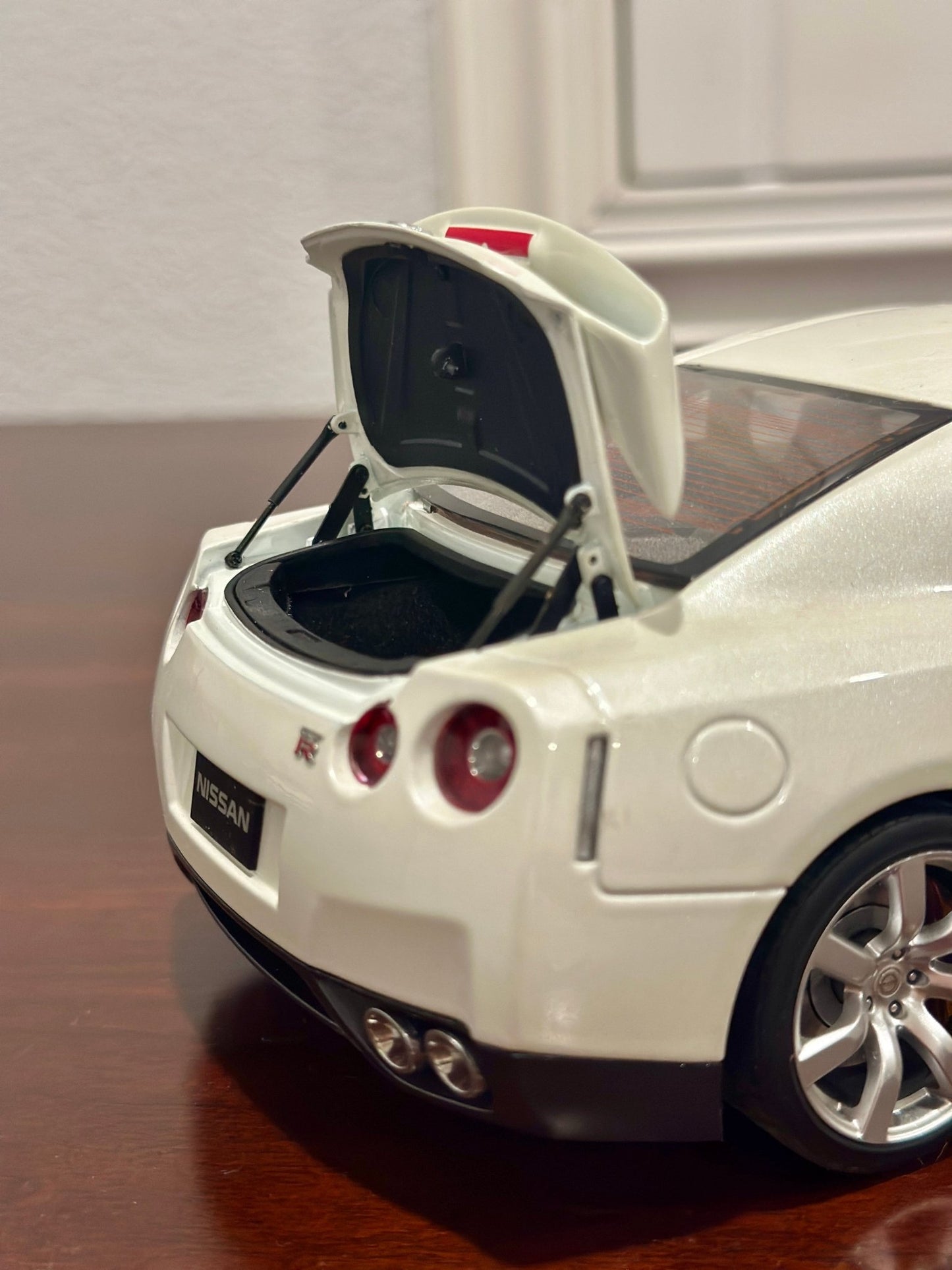 AUTOart Nissan R35 GTR Pearl White 1/18 Scale Diecast Model Car - Product Image