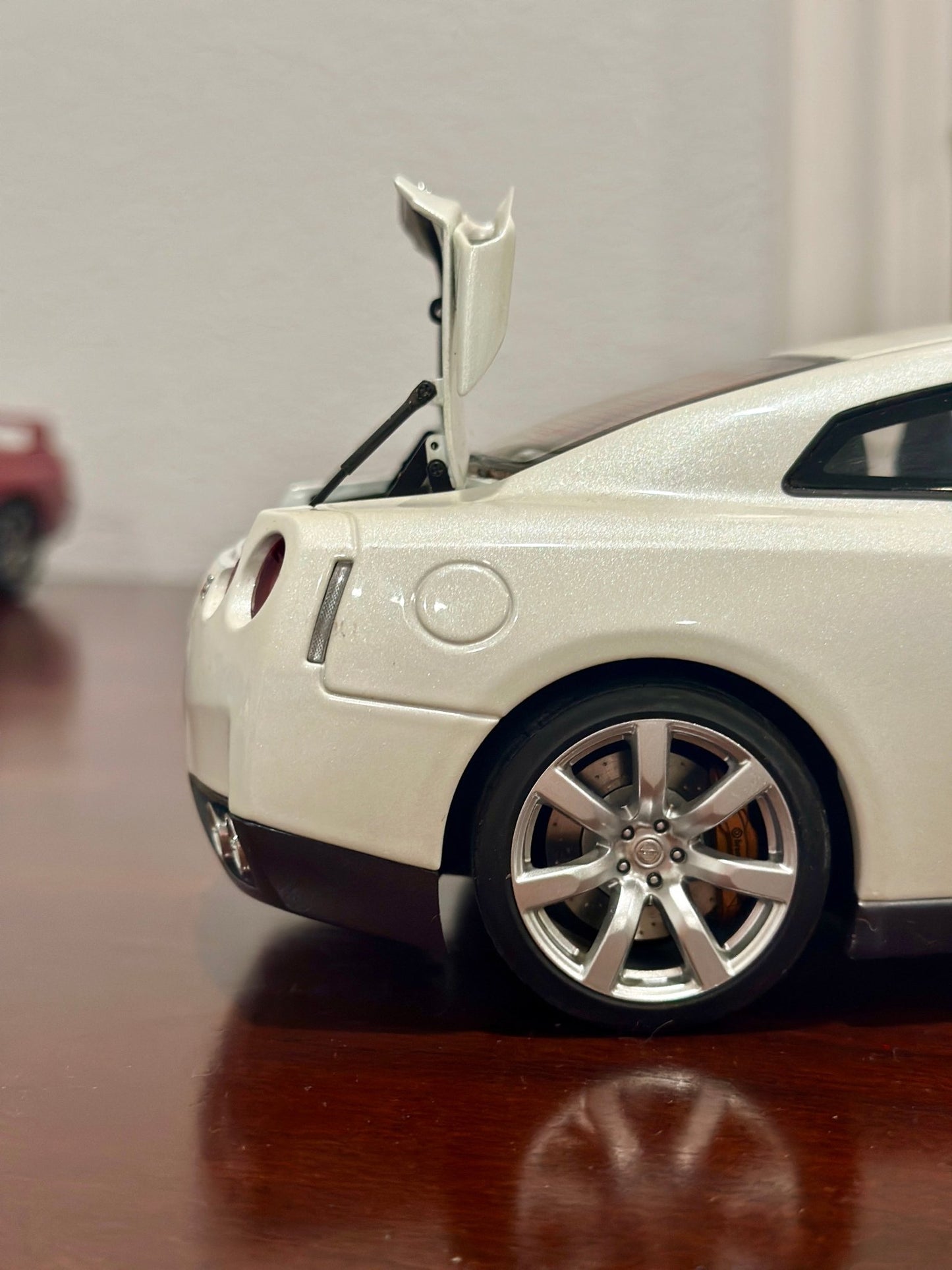 AUTOart Nissan R35 GTR Pearl White 1/18 Scale Diecast Model Car - Product Image