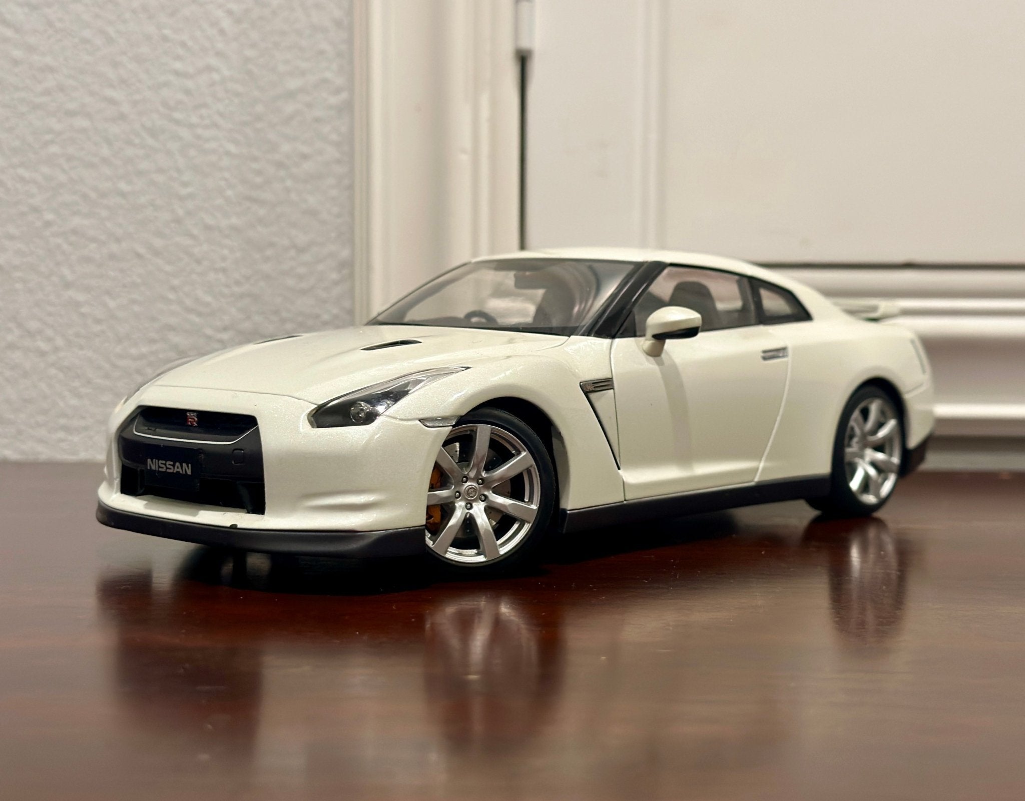 AUTOart Nissan R35 GTR Pearl White 1/18 Scale Diecast Model Car