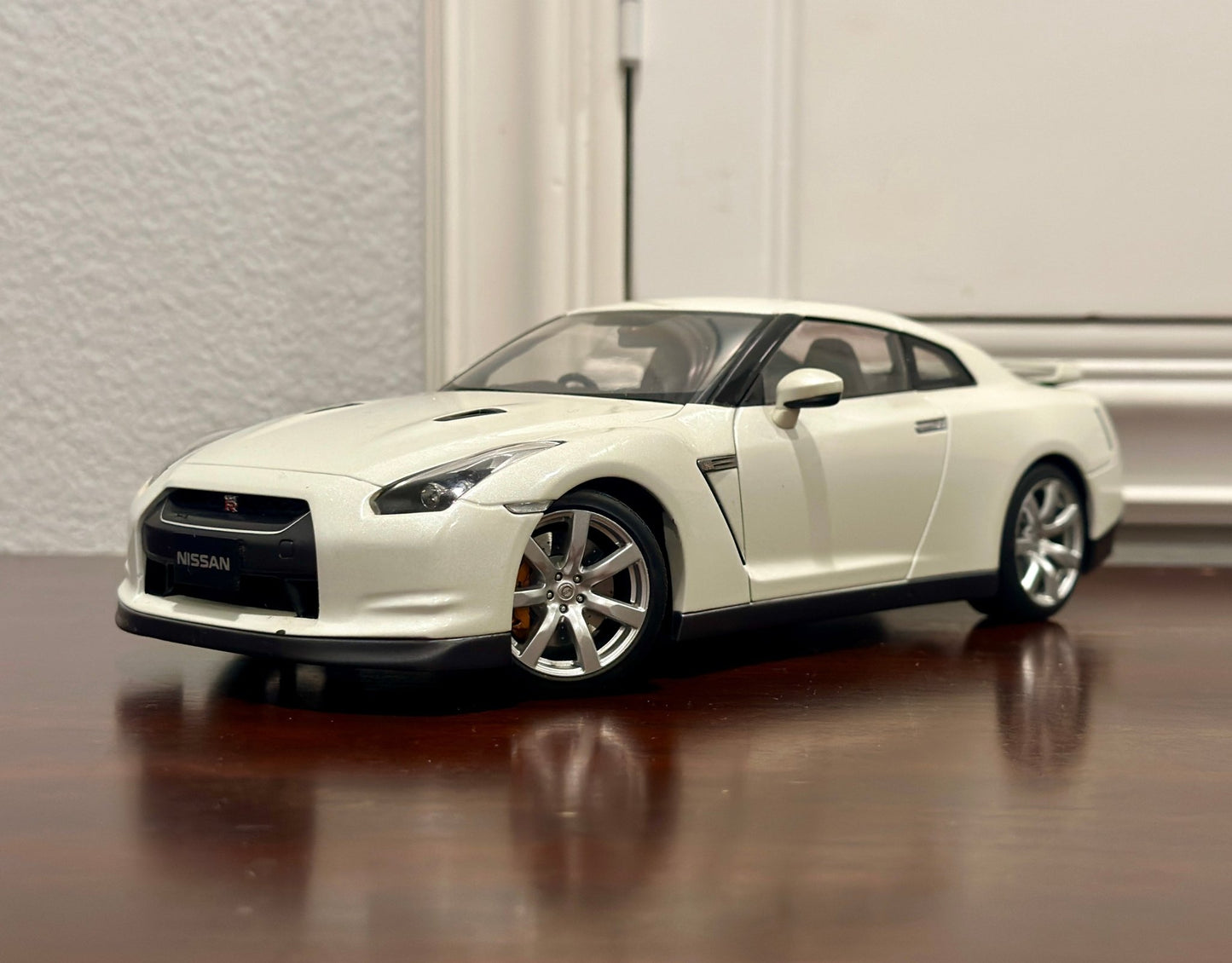 AUTOart Nissan R35 GTR Pearl White 1/18 Scale Diecast Model Car - Product Image