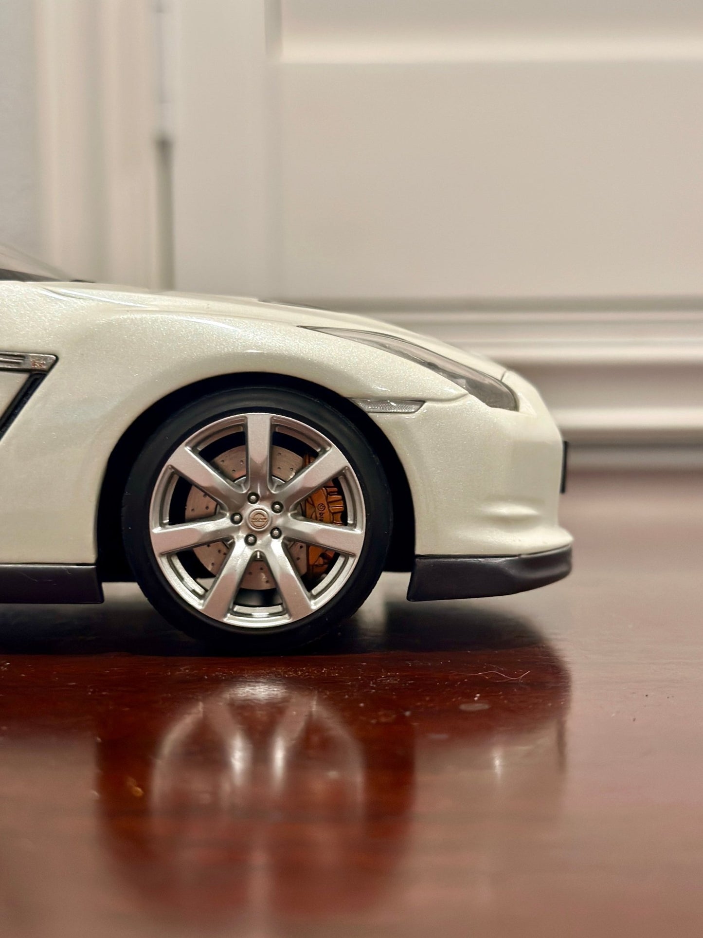 AUTOart Nissan R35 GTR Pearl White 1/18 Scale Diecast Model Car - Product Image