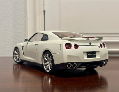 AUTOart Nissan R35 GTR Pearl White 1/18 Scale Diecast Model Car - Product Image