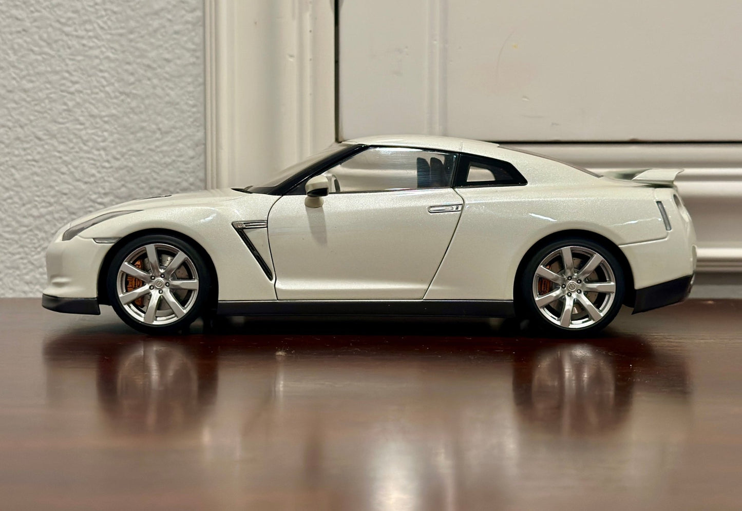 AUTOart Nissan R35 GTR Pearl White 1/18 Scale Diecast Model Car - Product Image
