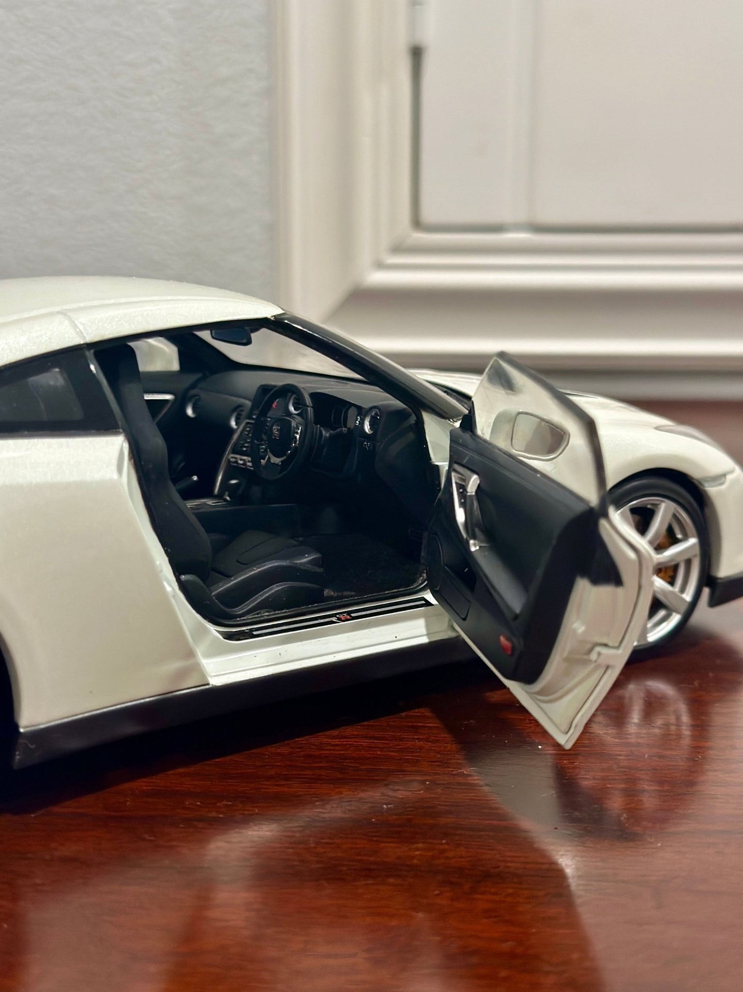 AUTOart Nissan R35 GTR Pearl White 1/18 Scale Diecast Model Car - Product Image