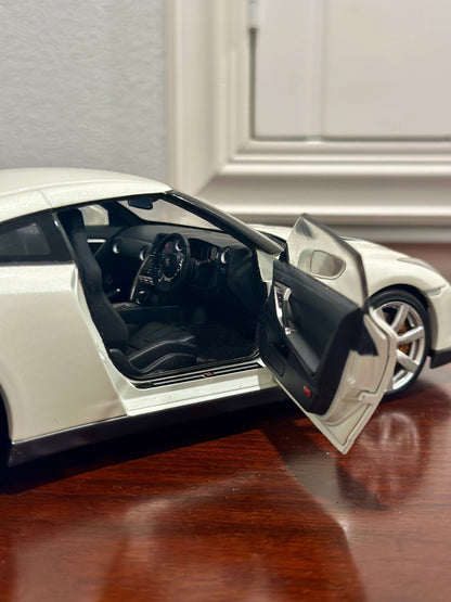 AUTOart Nissan R35 GTR Pearl White 1/18 Scale Diecast Model Car - Product Image