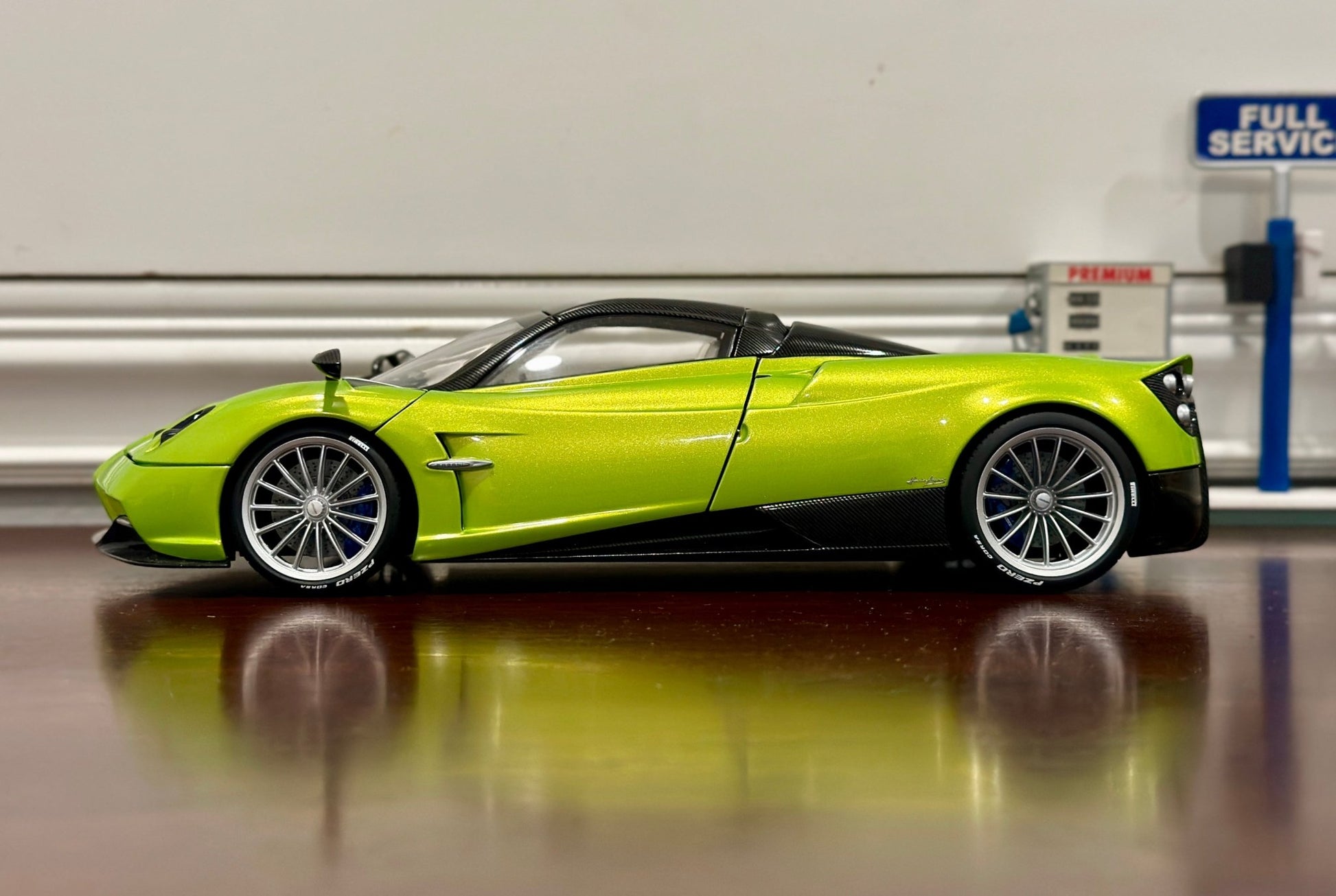 AUTOart Pagani Huayra Roadster 'Verde Firenze' Green 1/18 Scale Diecast Model Car | In Box - Product Image