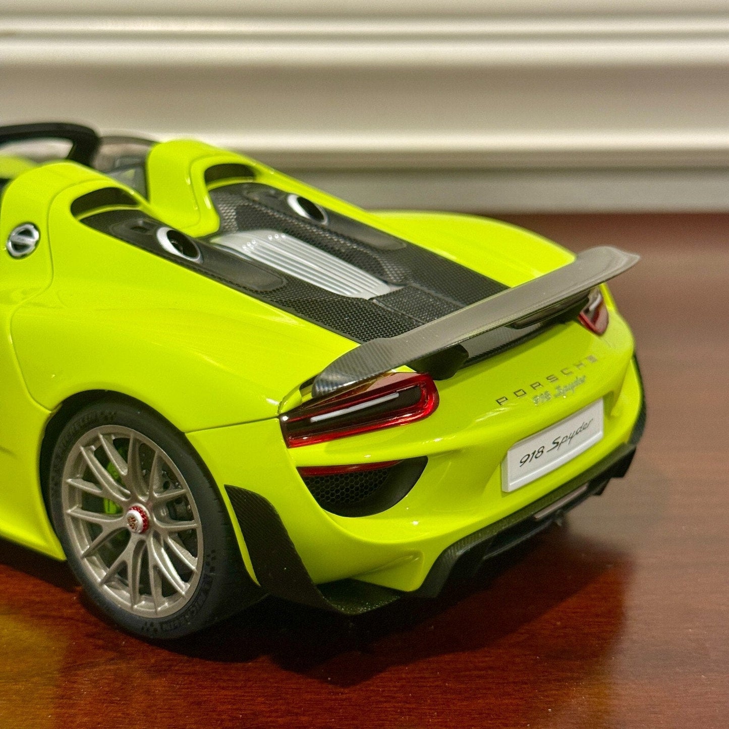 AUTOart Porsche 918 Spyder 'Weissach Package' Acid Green 1/18 Scale Diecast Model Car | In Box - Product Image