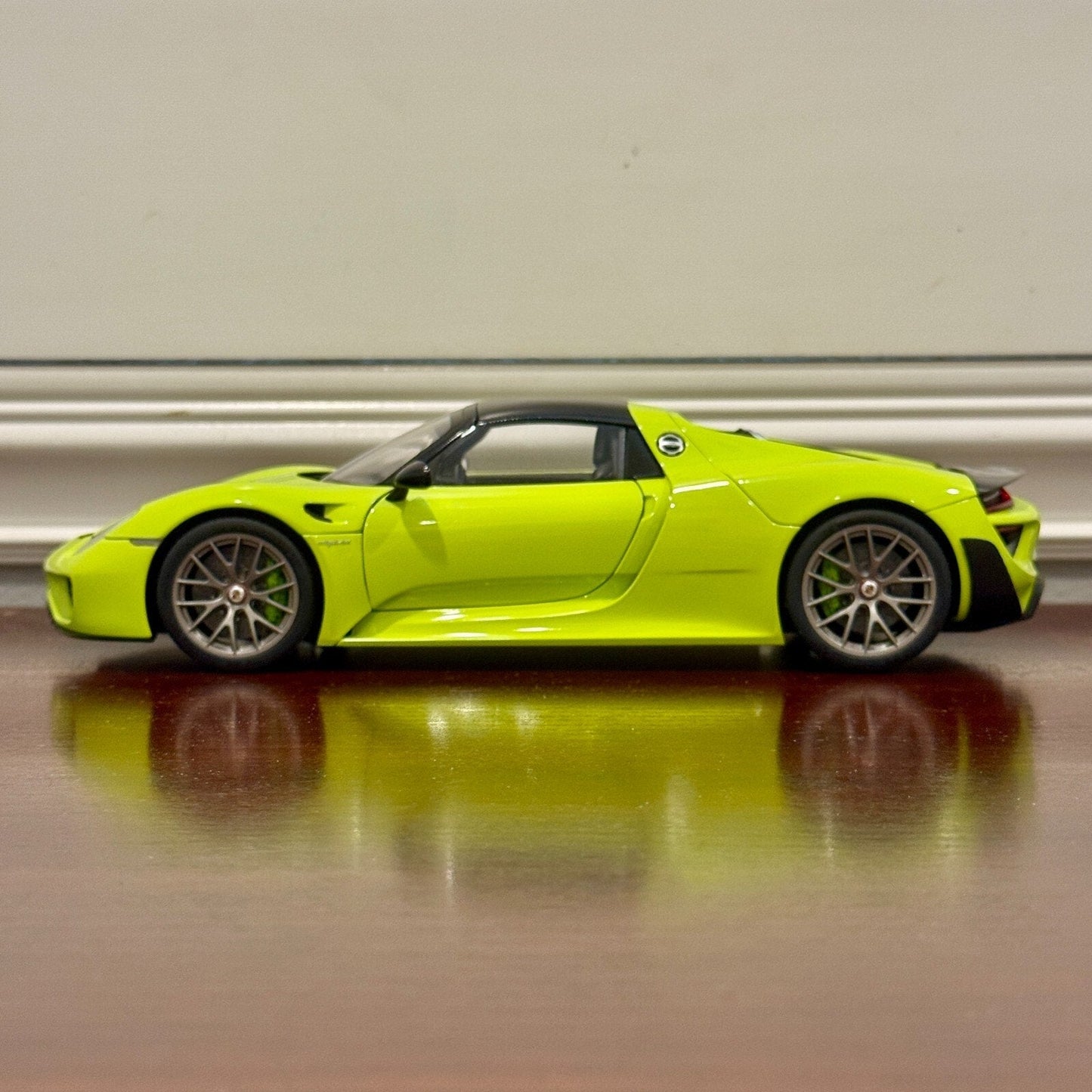 AUTOart Porsche 918 Spyder 'Weissach Package' Acid Green 1/18 Scale Diecast Model Car | In Box - Product Image