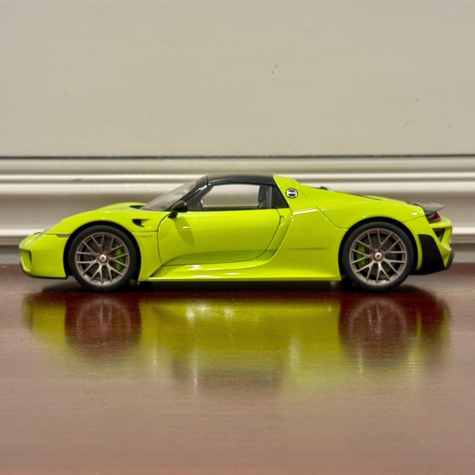 AUTOart Porsche 918 Spyder 'Weissach Package' Acid Green 1/18 Scale Diecast Model Car | In Box - Product Image
