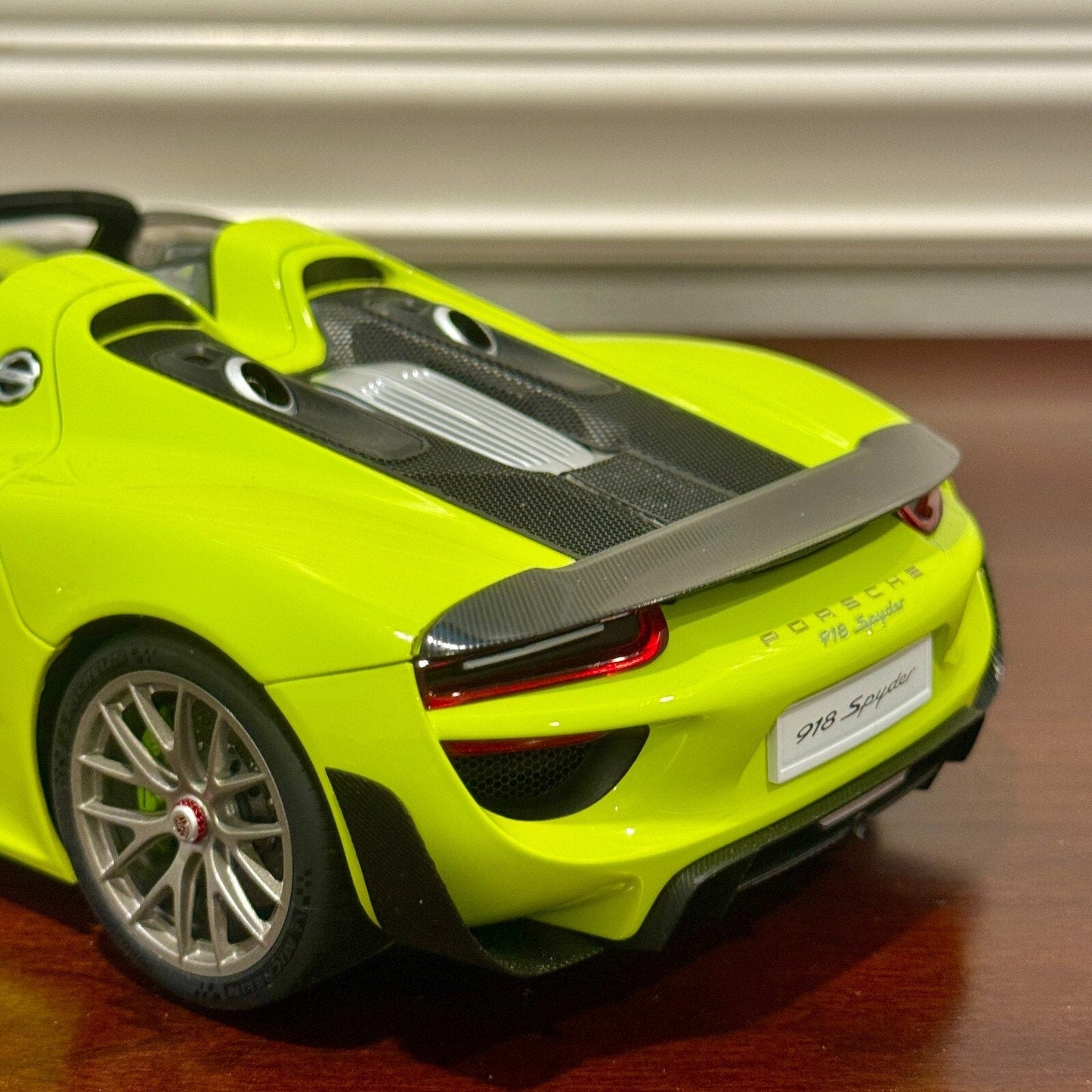 AUTOart Porsche 918 Spyder 'Weissach Package' Acid Green 1/18 Scale Diecast Model Car | In Box - Product Image