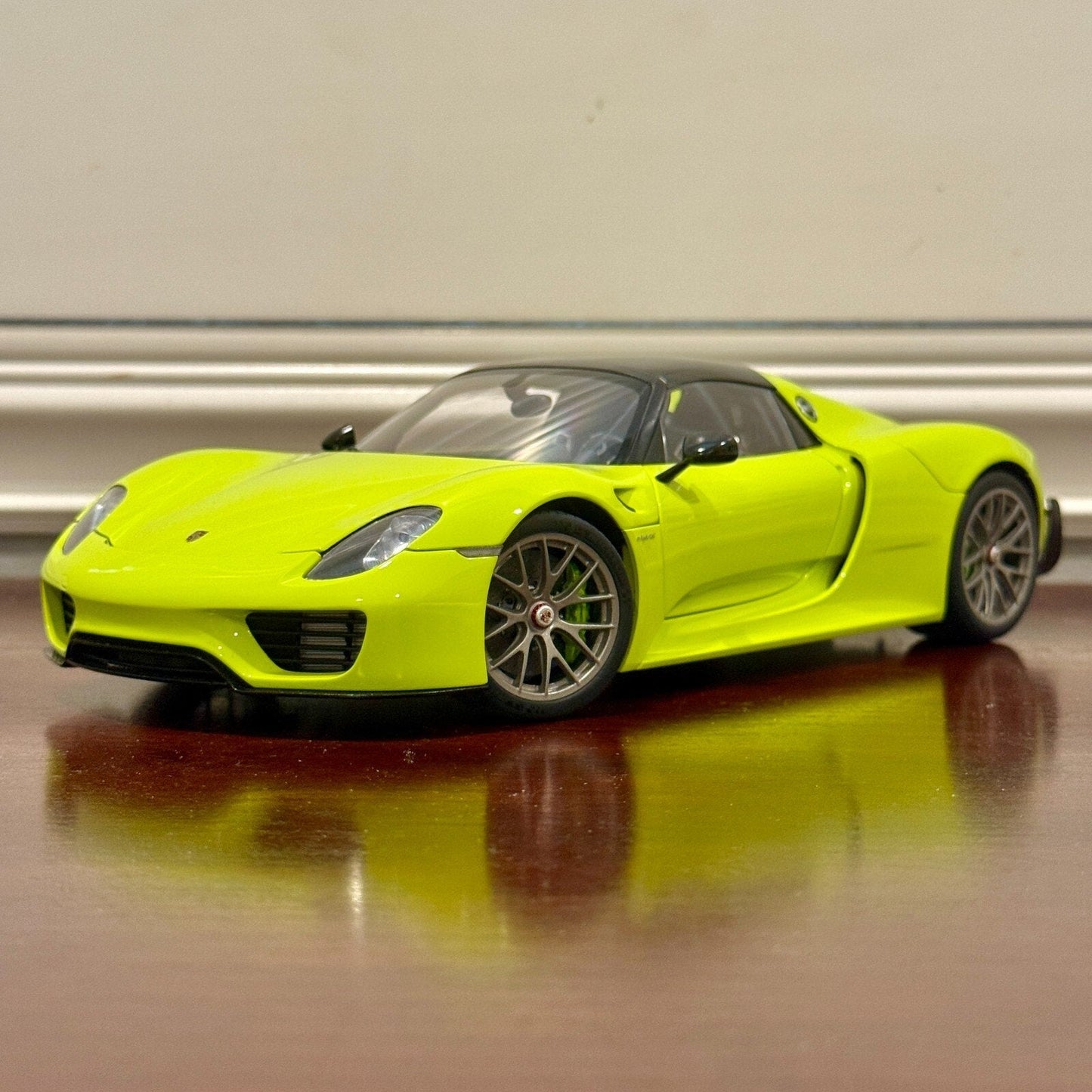 AUTOart Porsche 918 Spyder 'Weissach Package' Acid Green 1/18 Scale Diecast Model Car | In Box - Product Image