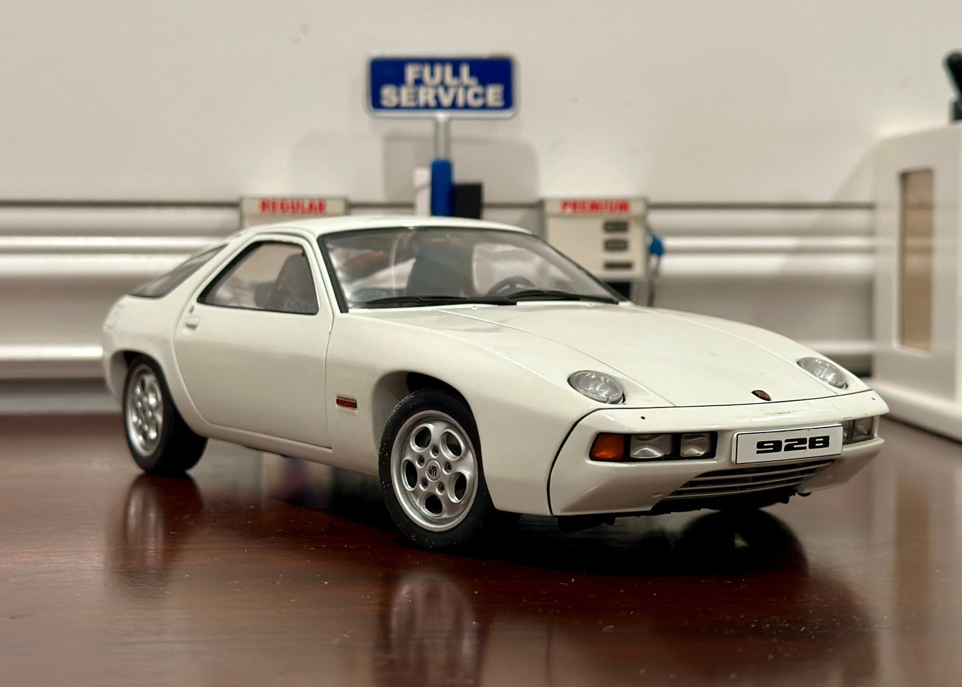 AUTOart Porsche 928 'Pasha Interior' White 1/18 Scale Diecast Model Car | In Box - Product Image