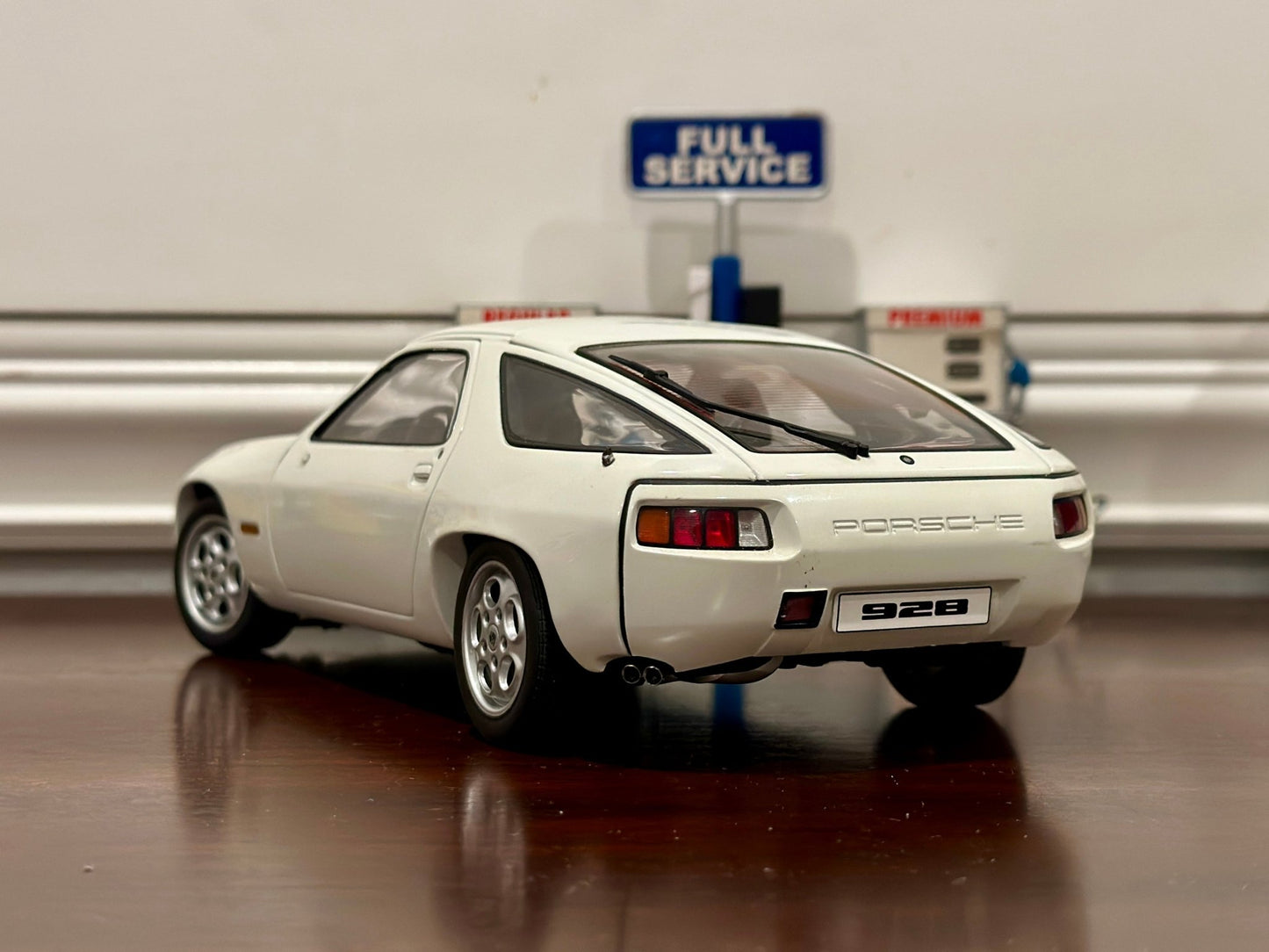 AUTOart Porsche 928 'Pasha Interior' White 1/18 Scale Diecast Model Car | In Box - Product Image