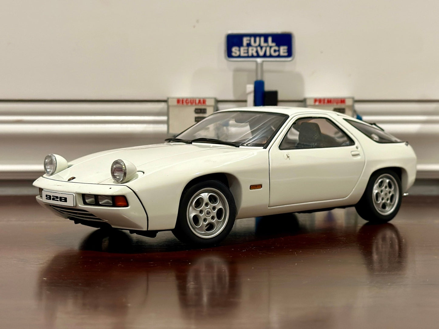 AUTOart Porsche 928 'Pasha Interior' White 1/18 Scale Diecast Model Car | In Box - Product Image