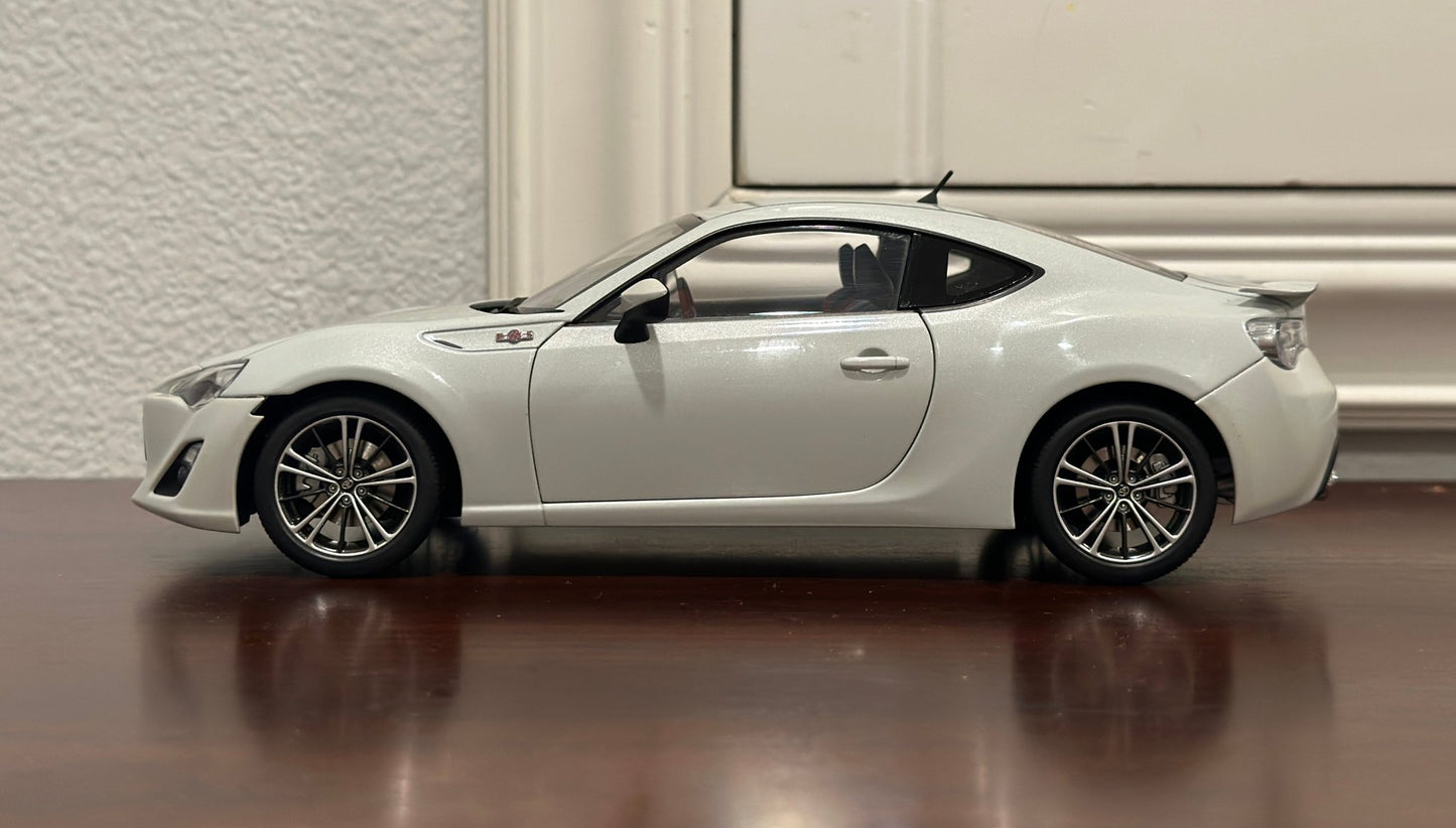 AUTOart Toyota GT86 White 1/18 Scale Diecast Model Car - Product Image