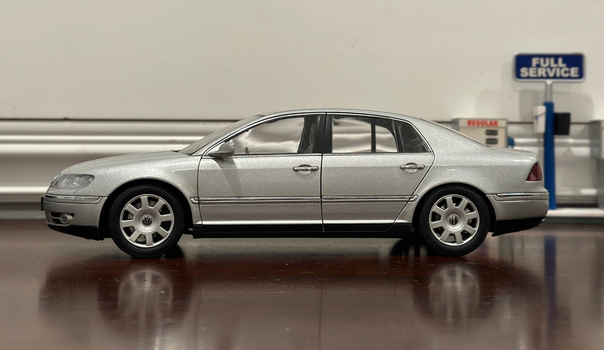 AUTOart Volkswagen Phaeton Silver 1/18 Scale Diecast Model Car - Product Image