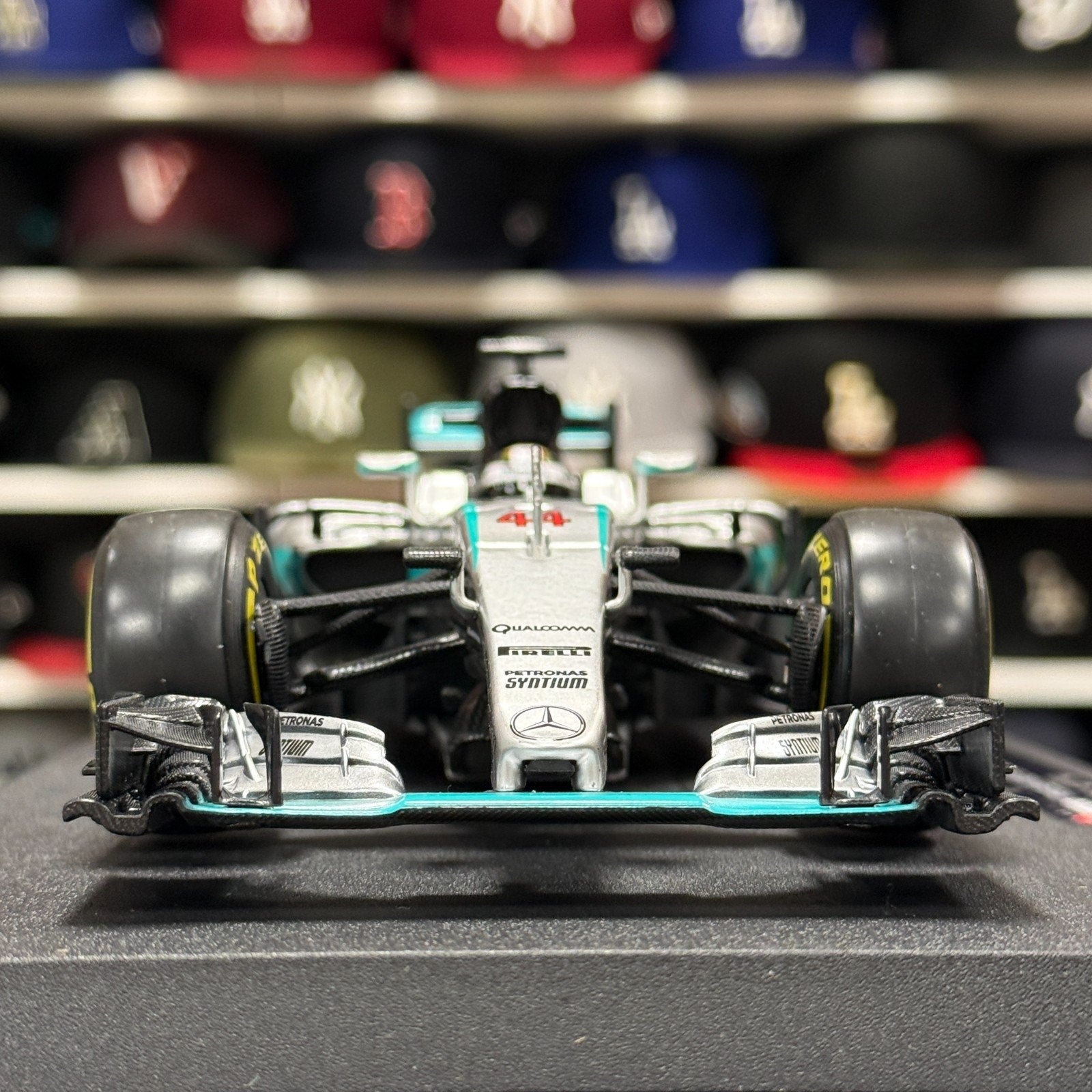 Bburago 1/18 Mercedes Benz AMG Petronas F1 FW07 Lewis Hamilton British GP | New - Product Image