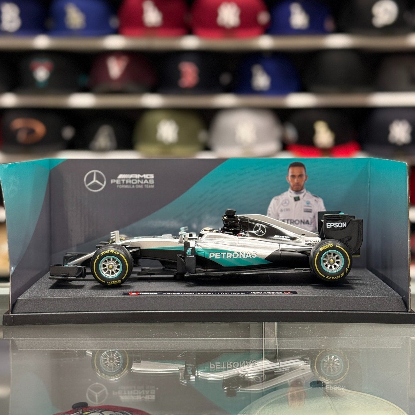 Bburago 1/18 Mercedes Benz AMG Petronas F1 FW07 Lewis Hamilton British GP | New - Product Image