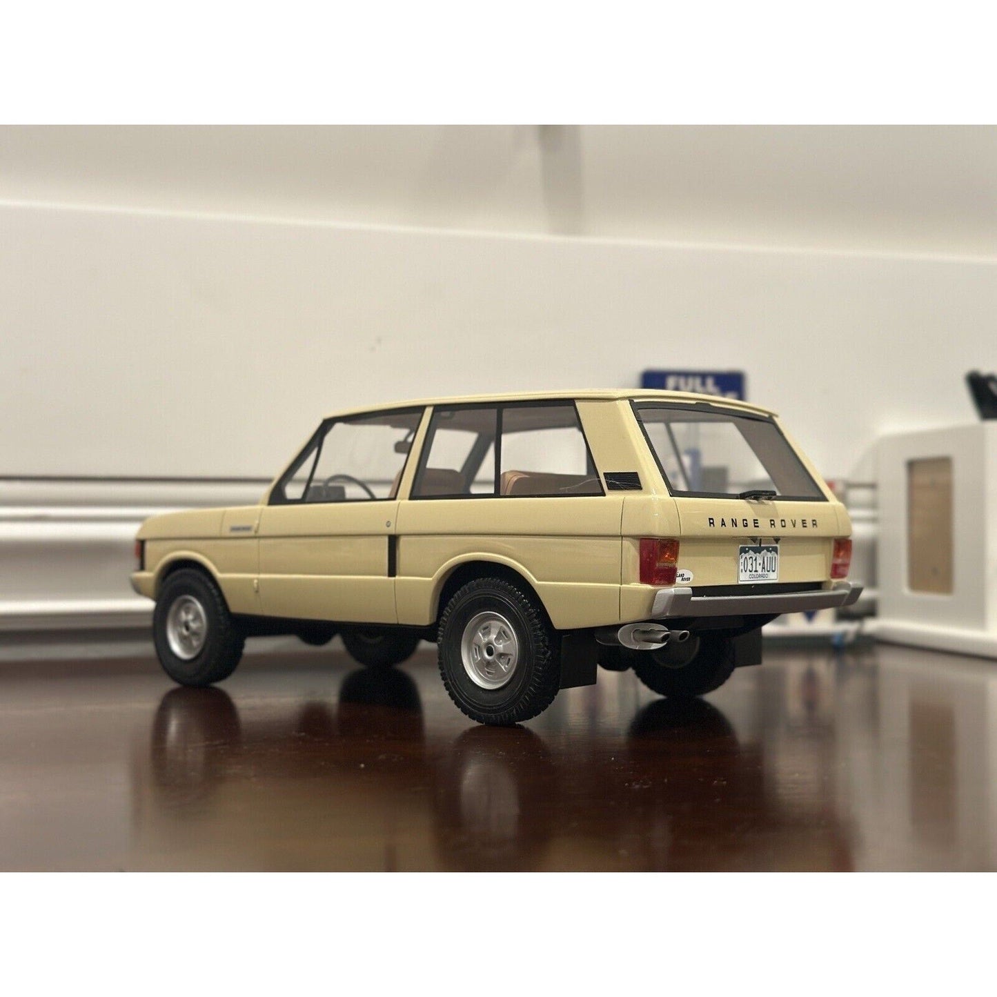 BOS 1970 Land Rover Range Rover 'Suffix-A' Beige Best of Show 1/18 Scale Diecast Model Car | Limited Edition - Product Image