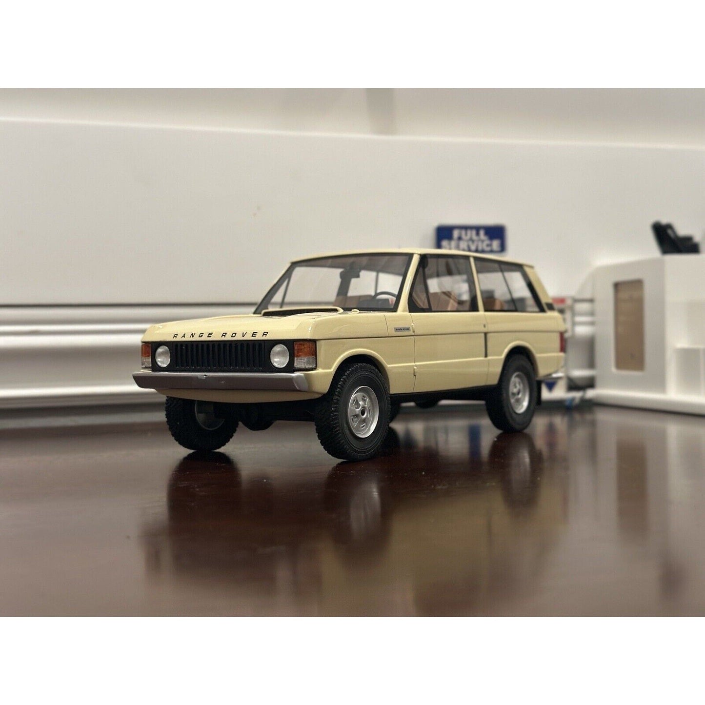 BOS 1970 Land Rover Range Rover 'Suffix-A' Beige Best of Show 1/18 Scale Diecast Model Car | Limited Edition - Product Image