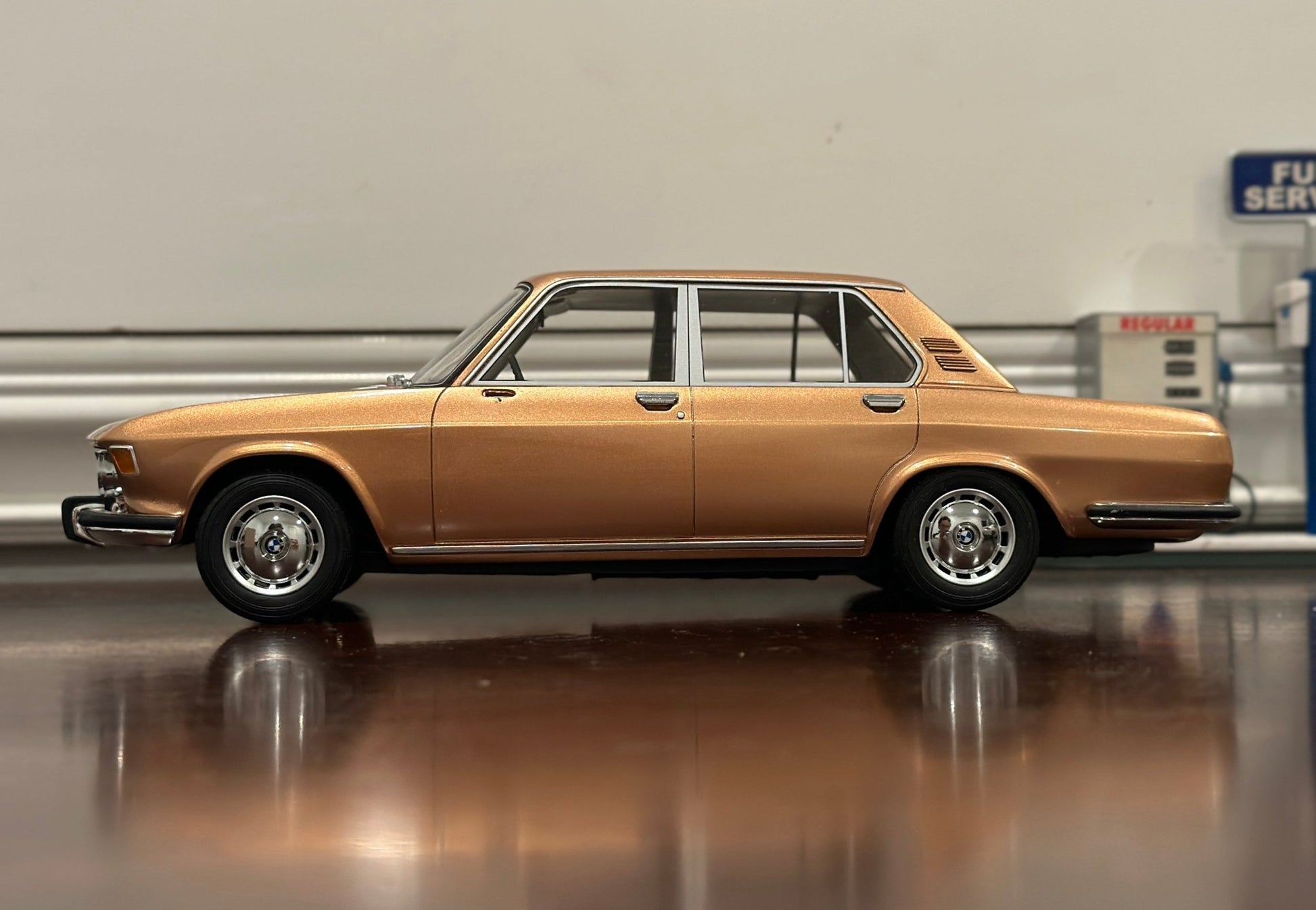 BOS BMW 2500 Gold 'Best in Show' 1/18 Scale Diecast Model Car | Limited Edition - Product Image