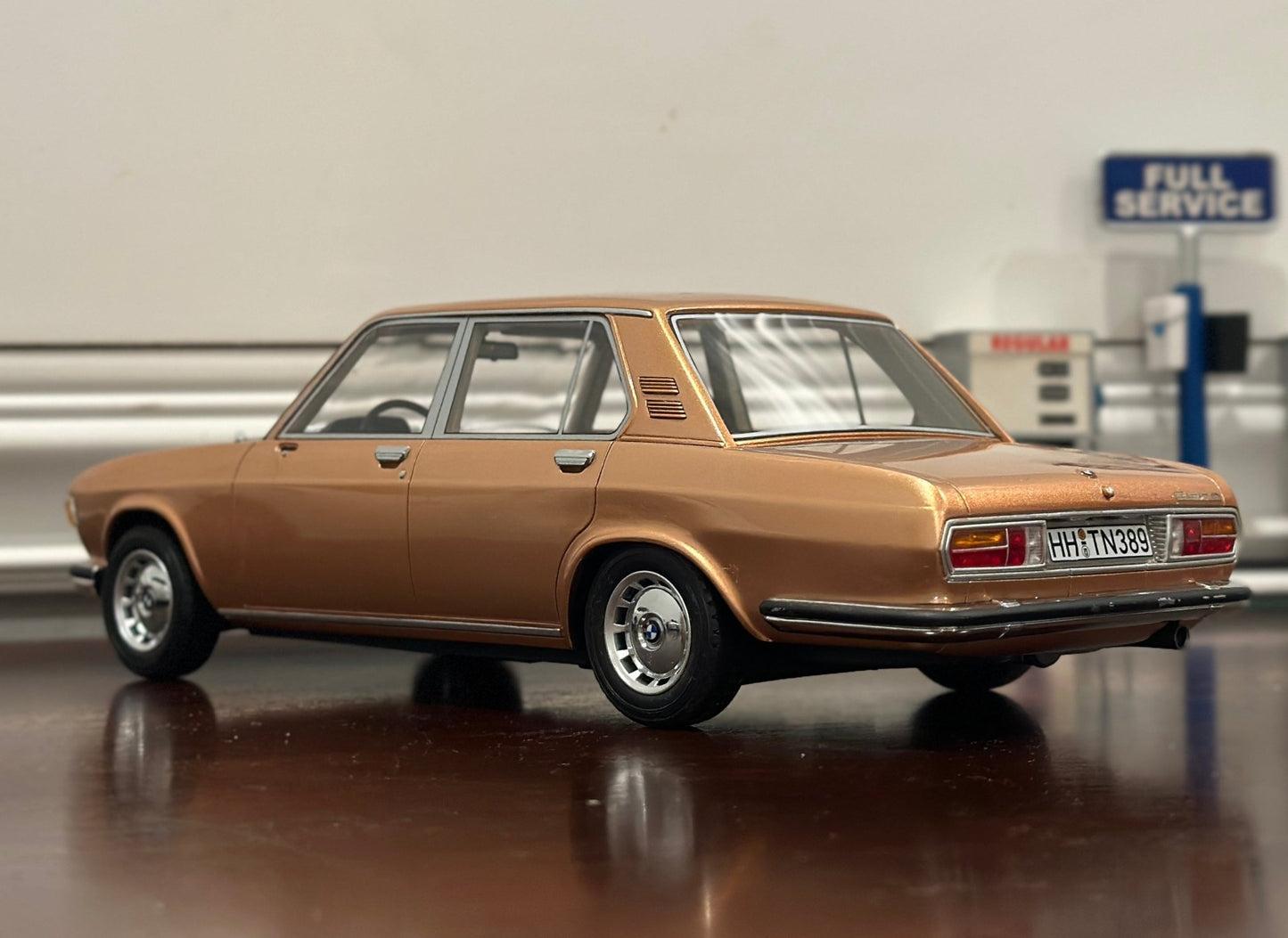 BOS BMW 2500 Gold 'Best in Show' 1/18 Scale Diecast Model Car | Limited Edition - Product Image