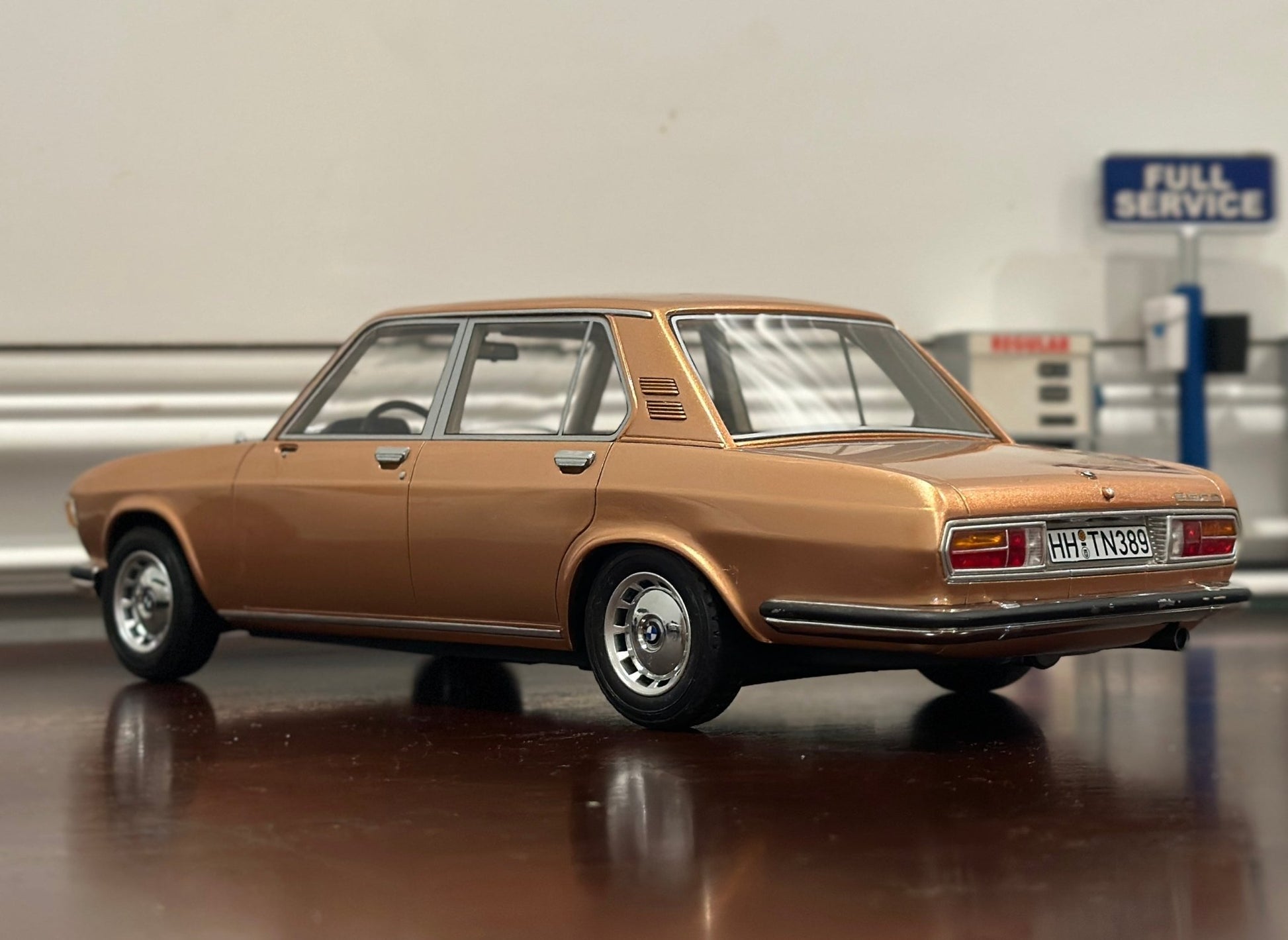 BOS BMW 2500 Gold 'Best in Show' 1/18 Scale Diecast Model Car | Limited Edition - Product Image