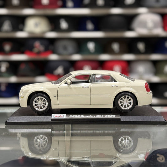Maisto 1:18 2005 Chrysler 300C HEMI Cream Cool Vanilla Diecast Model Car - Product Image