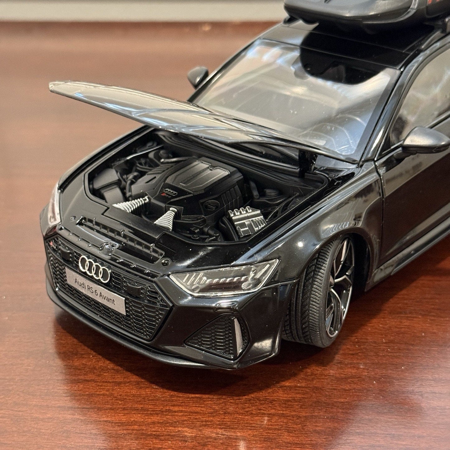 Collectors Audi RS6 Avant 1/18 Scale Diecast Model Car - Product Image