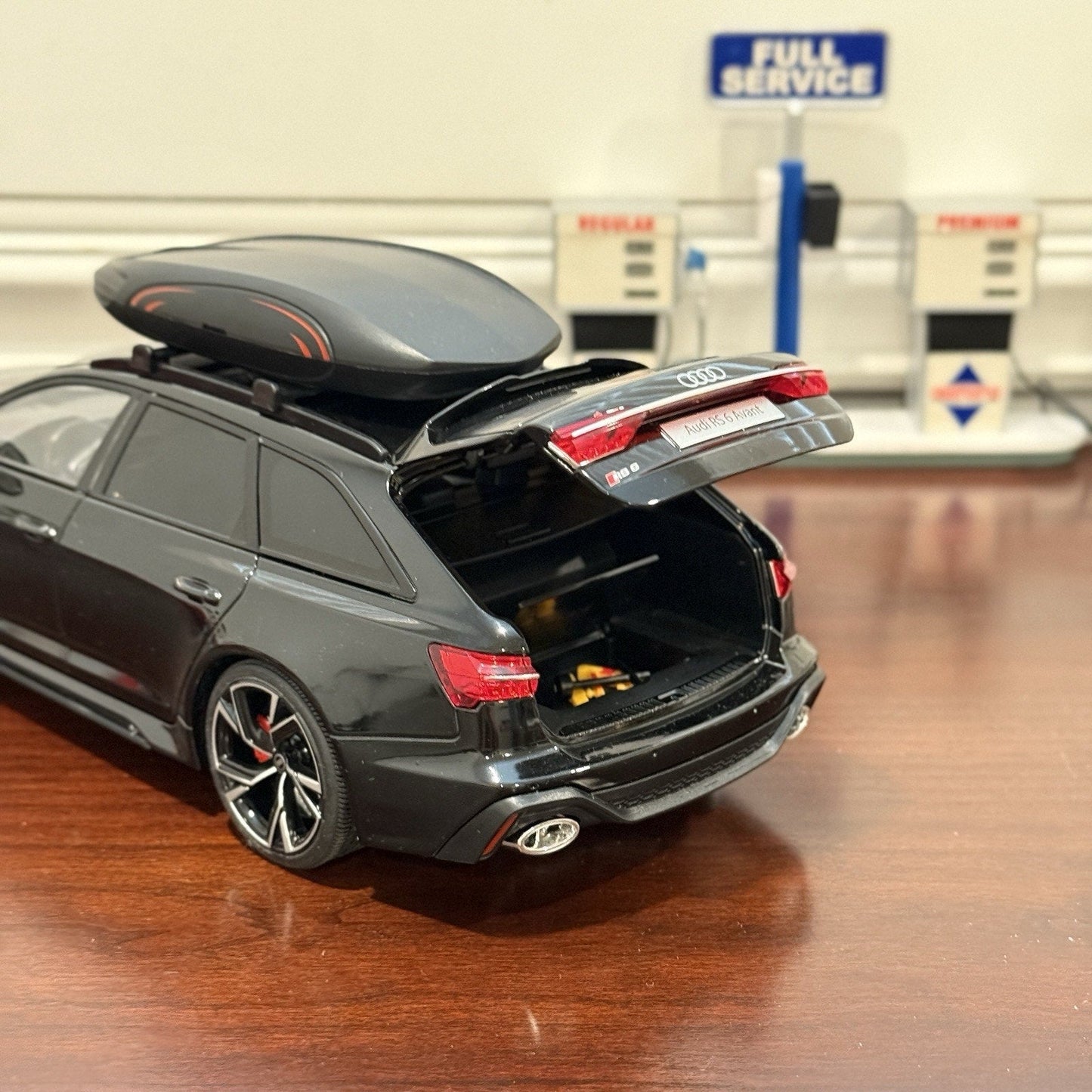 Collectors Audi RS6 Avant 1/18 Scale Diecast Model Car - Product Image
