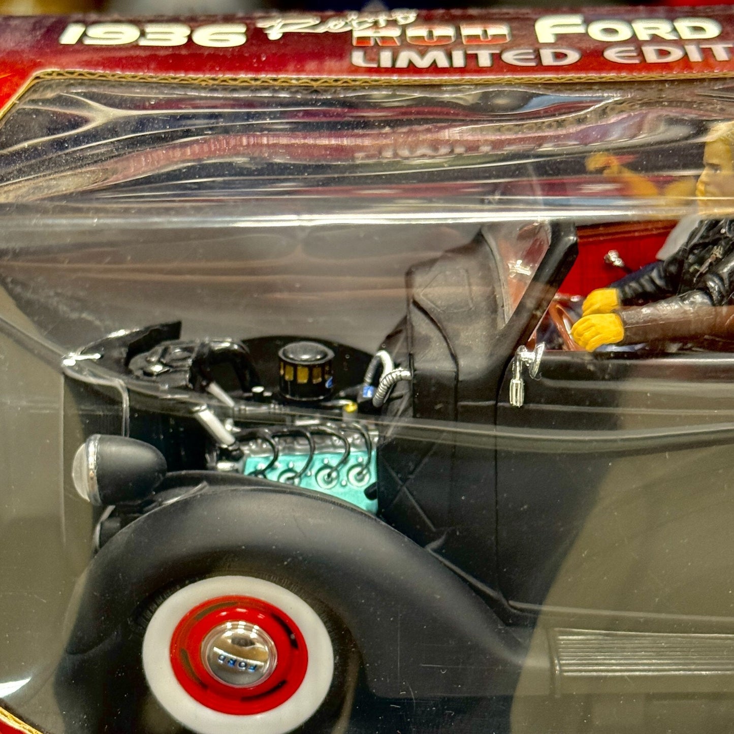 1/18 1936 Ford Deluxe Cabriolet Retro Rod WELLY Limited Edition | With Figures