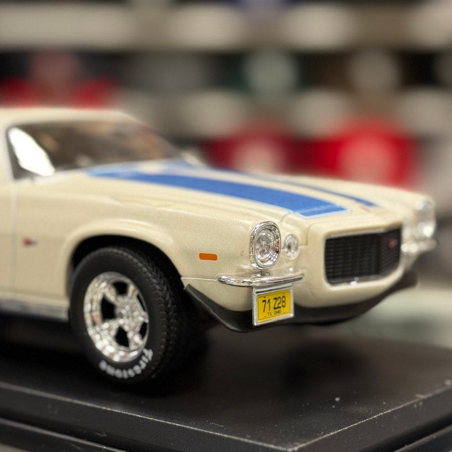 1:18 1971 Chevrolet Camaro Z28 White Blue Stripes Diecast Model Car