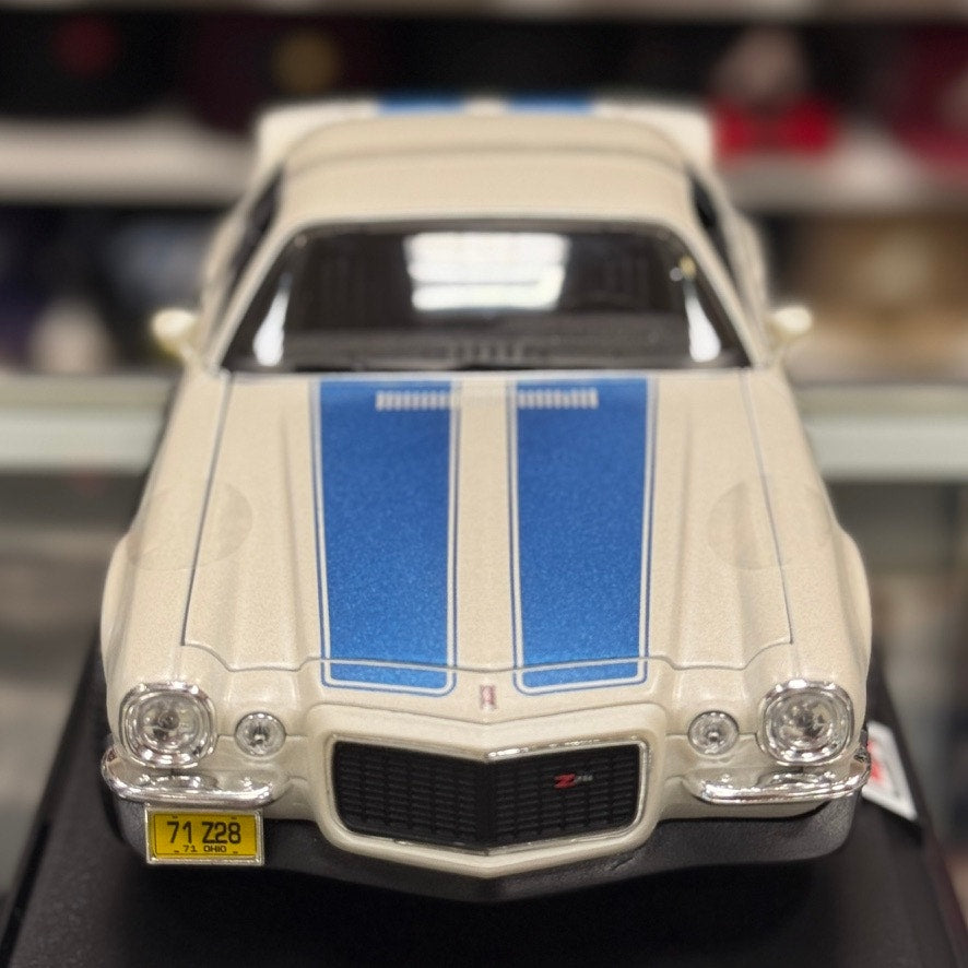 1:18 1971 Chevrolet Camaro Z28 White Blue Stripes Diecast Model Car