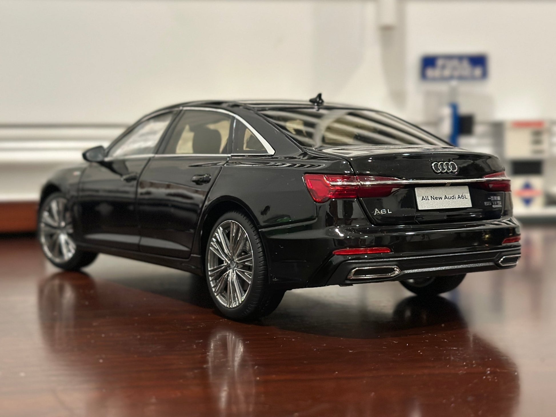 Dealer Edition Audi A6L Black 1/18 Scale Diecast Model Car - Product Image