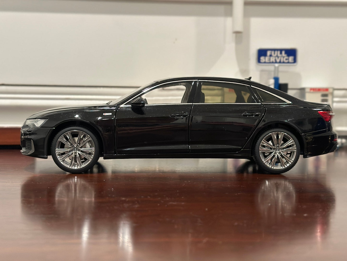 Dealer Edition Audi A6L Black 1/18 Scale Diecast Model Car - Product Image
