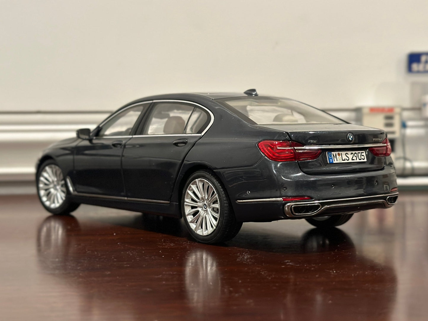 Dealer Edition BMW 7-Series 750Li Gray 1/18 Scale Diecast Model Car - Product Image