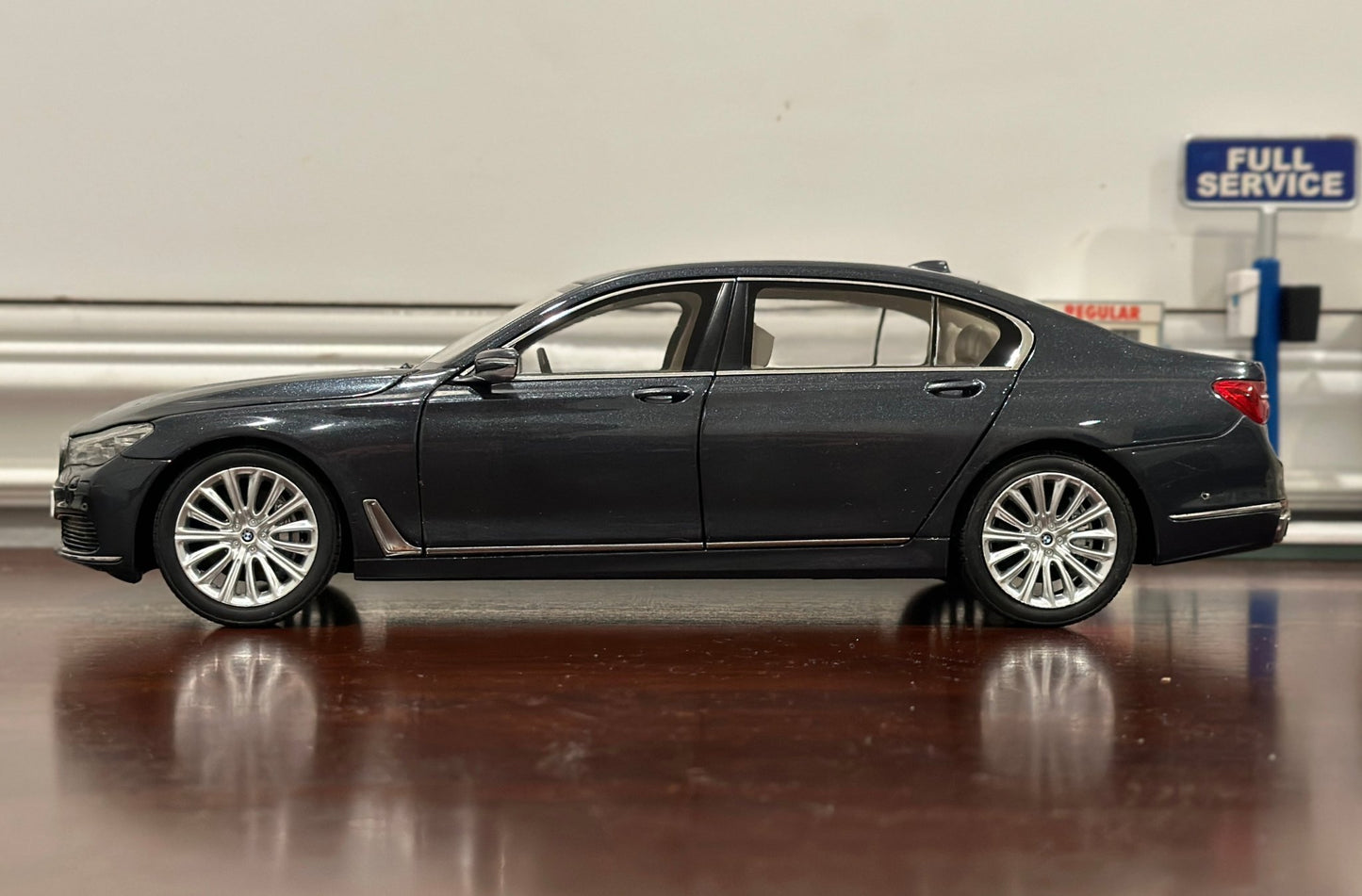 Dealer Edition BMW 7-Series 750Li Gray 1/18 Scale Diecast Model Car - Product Image