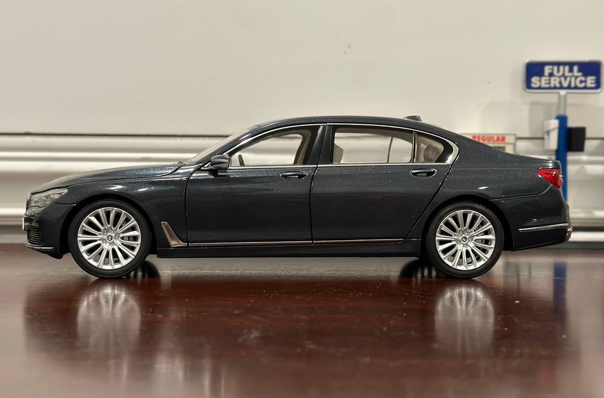 Dealer Edition BMW 7-Series 750Li Gray 1/18 Scale Diecast Model Car - Product Image