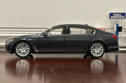 Dealer Edition BMW 7-Series 750Li Gray 1/18 Scale Diecast Model Car - Product Image
