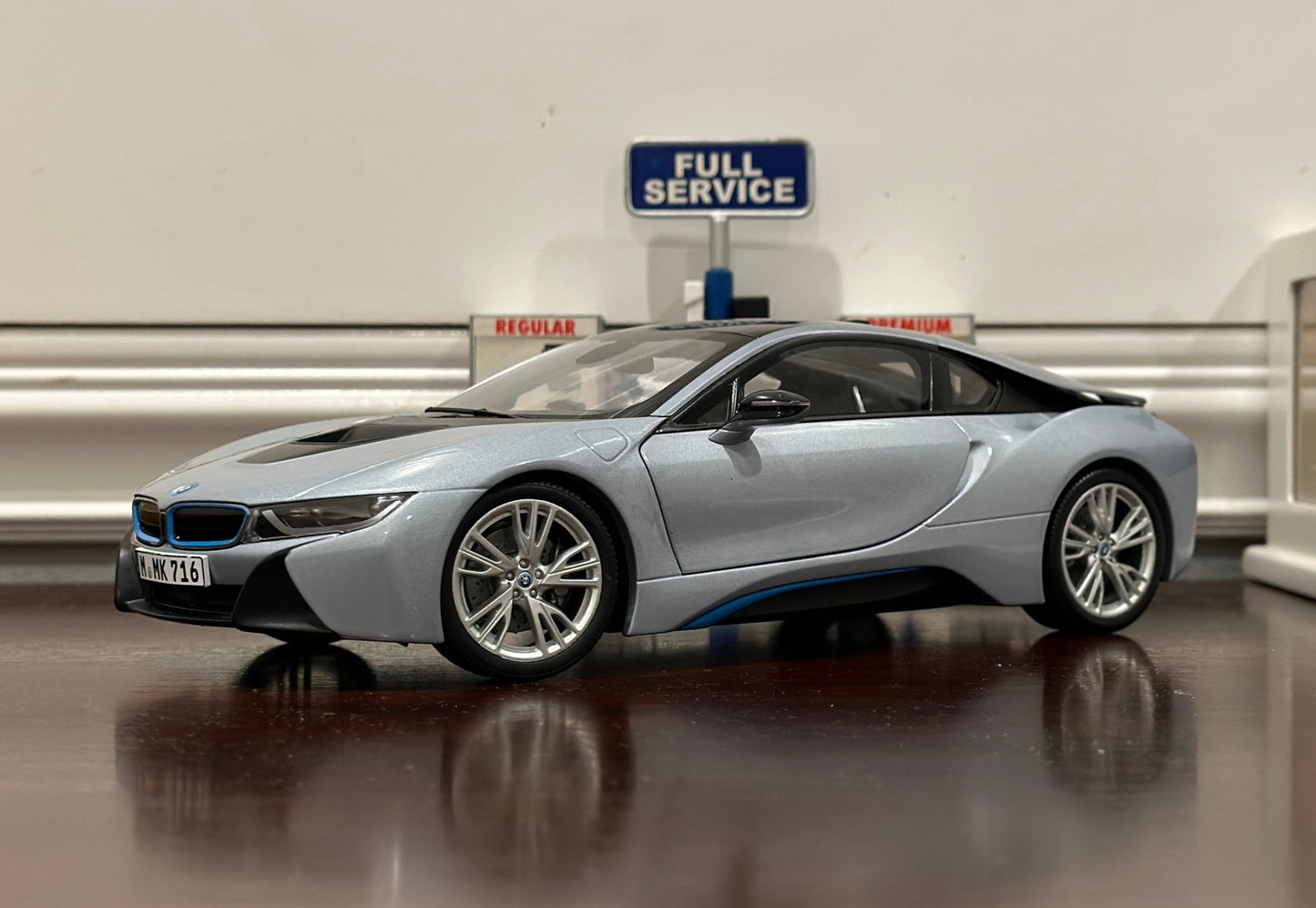 Dealer Edition BMW i8 Coupe Silver 1/18 Scale Diecast Model Car - Product Image