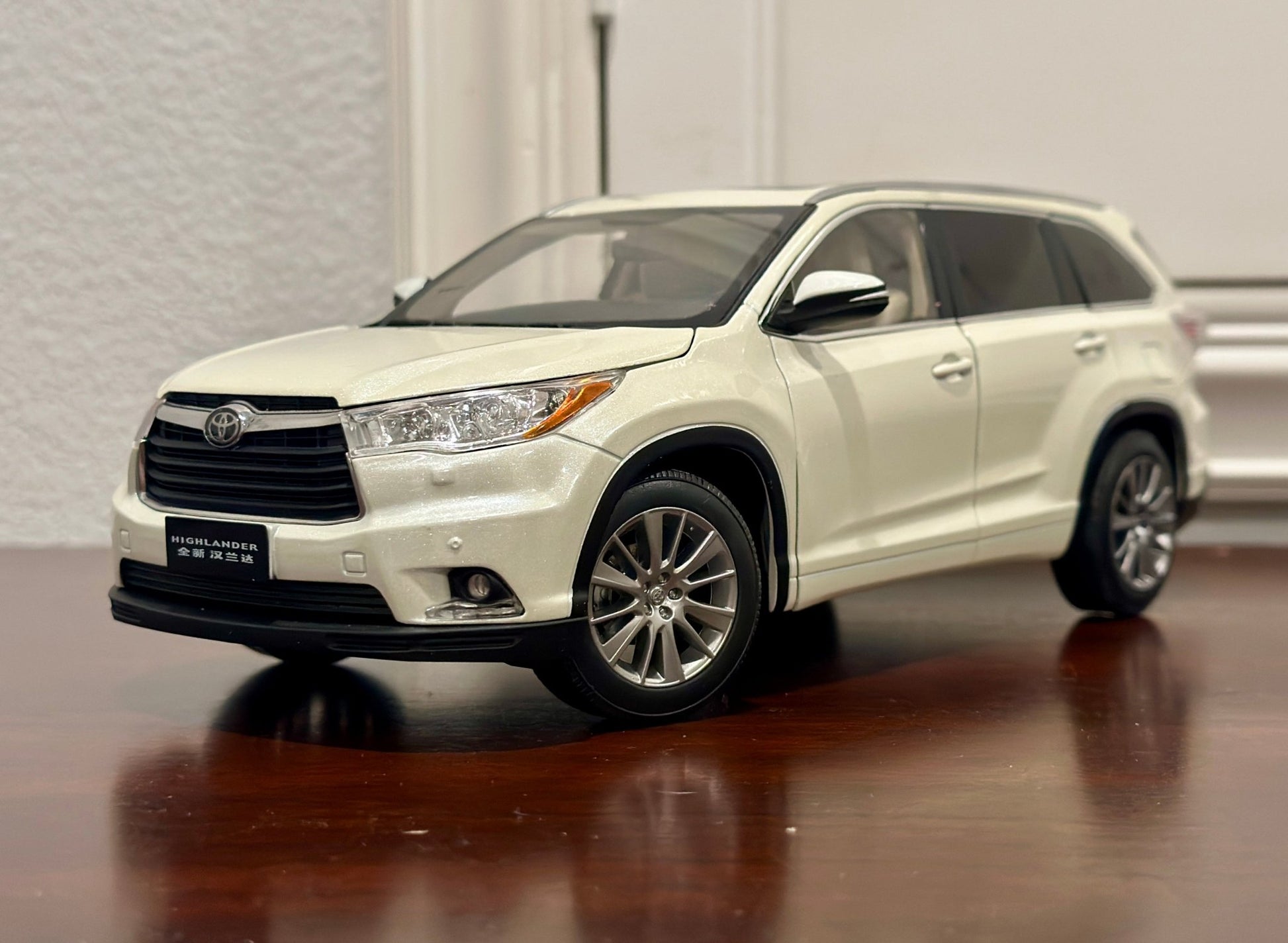 Dealer Edition Toyota Highlander 1/18 Scale Resin Model Car - Product Image
