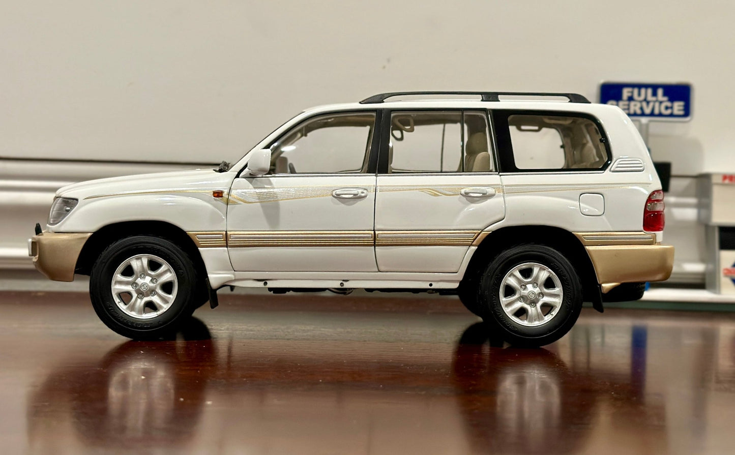 Dealer Edition Toyota Land Cruiser V8 Creme/Gold 1/18 Scale Diecast Model Car - Product Image