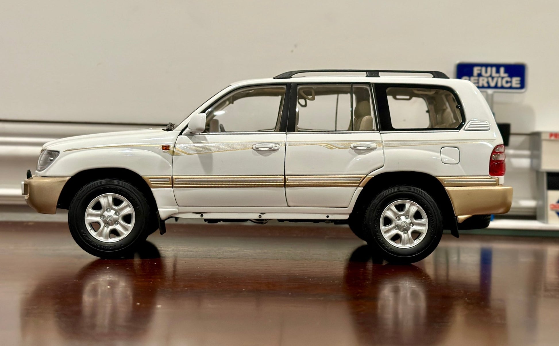 Dealer Edition Toyota Land Cruiser V8 Creme/Gold 1/18 Scale Diecast Model Car - Product Image